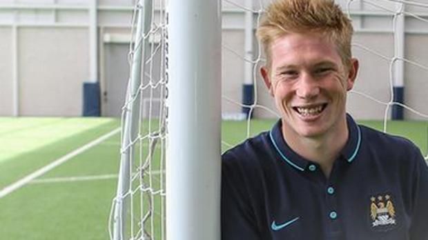 
                <strong>Kevin De Bruyne (Manchester City)</strong><br>
                Kevin De Bruyne: Kaum ein Tag vergeht in der Transferphase ohne den Namen Kevin De Bruyne. Viele Topteams erkundigen sich nach dem Mittelfeldmann beim VfL Wolfsburg. Auf den letzten Drücker wechselt der Belgier zu Manchester City. Für sage und schreibe 75 Millionen Euro - Bundesliga-Rekord!
              