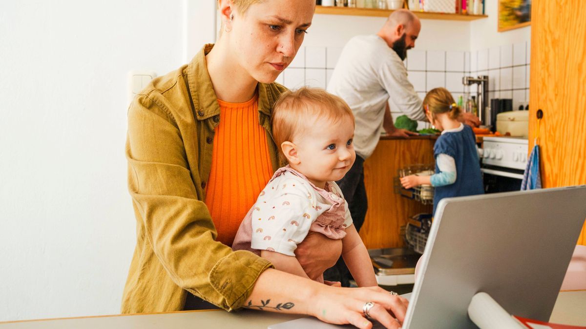 Frau arbeitet mit Familie