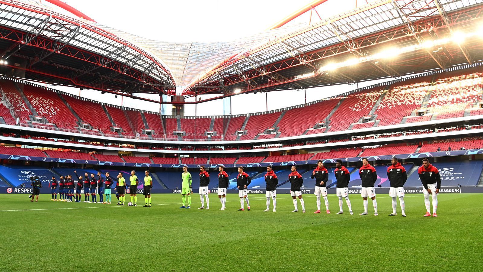 
                <strong>Champions League: Die Lehren aus dem Viertelfinale</strong><br>
                Mit den Viertelfinal-Partien ist die Champions League mit Licht und Schatten in ihr noch nie dagewesenes Finalturnier in Lissabon gestartet. Während auf dem Platz großer Sport geboten wurde, versprüht selbst die Regionalliga auf den Rängen mehr Wettkampf-Flair. ran.de zeigt die Lehren aus den ersten vier Spielen in Portugals Hauptstadt.
              