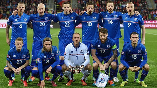 
                <strong>Islands Mannschaft</strong><br>
                Islands Mannschaft: Schon Anfang September macht der Fußball-Zwerg seinen Traum wahr und qualifiziert sich in der Gruppe A als Gruppenerster für die Europameisterschaft. Island ist nicht zu unterschätzen: Seit 2011 haben sich die Nordlichter in der Weltrangliste von Platz 108 bis auf Position 23 vorgeschoben.
              
