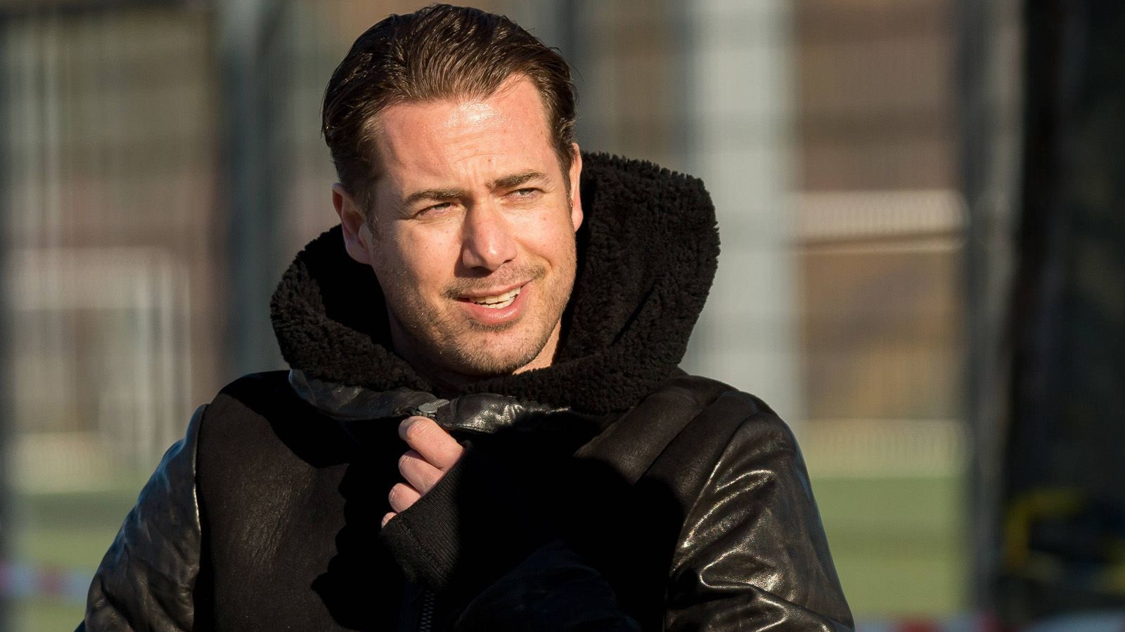 
                <strong>Lars Ricken - Talente können "in der 3. Liga auf hohem Niveau Spielpraxis sammeln"</strong><br>
                Überhaupt soll der Aufstieg der 2. Mannschaft in die 3. Liga die Nachwuchsarbeit befeuern. "Wir haben bereits jetzt viele junge Spieler im Kreis der ersten Mannschaft. Bekommen diese Talente in der Bundesliga nicht genügend Einsätze, können sie nun in der 3. Liga auf hohem Niveau Spielpraxis sammeln", sagt Nachwuchsleiter Lars Ricken (Foto). "Es ist nicht der normale Weg, dass 17- oder 18-Jährige bereits den Sprung in den Profikader schaffen. Die 3. Liga kann ein guter Zwischenschritt für talentierte Spieler sein."
              