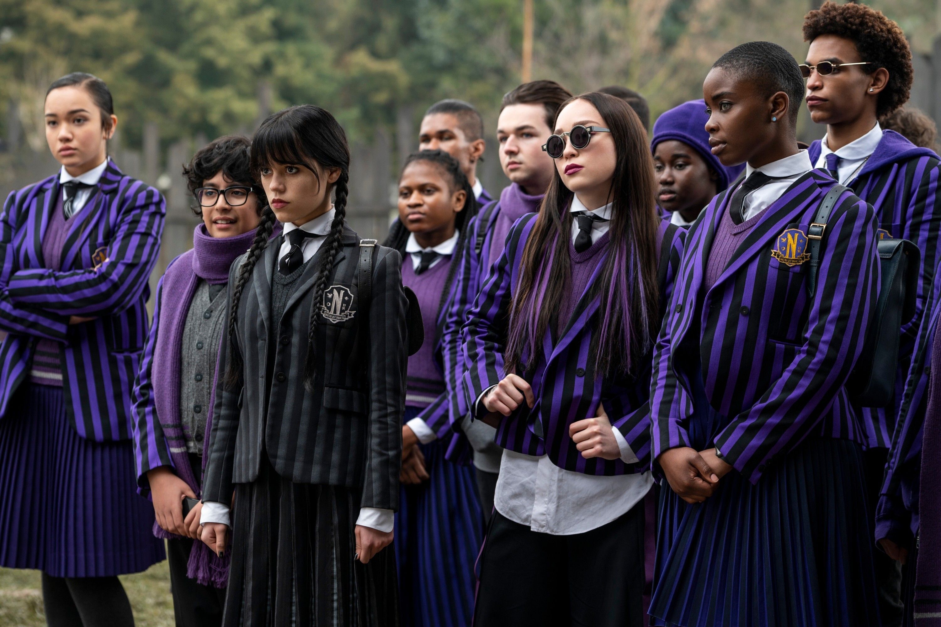 Wednesday trägt in der gleichnamigen Serie oft einen coolen Schul-Look, natürlich mit der gehörigen Portion Goth.