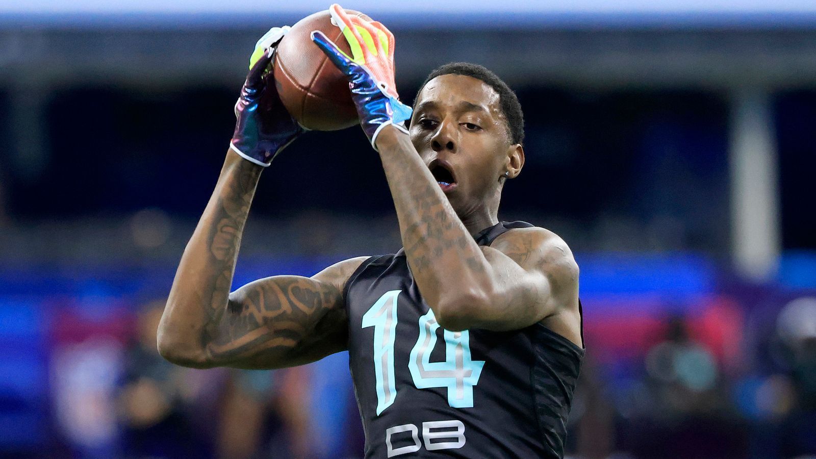 
                <strong>13. Pick: Seattle Seahawks - Ahmad "Sauce" Gardner, CB, Cincinnati</strong><br>
                Der laut eigener Aussage "beste Spieler im Draft" geht nach Seattle. Die Seahawks ziehen an 13. Stelle Cornerback Ahmad "Sauce" Gardner. Kann er ein erstes Puzzleteil für eine neue "Legion of Boom" bei den Seahawks werden?
              
