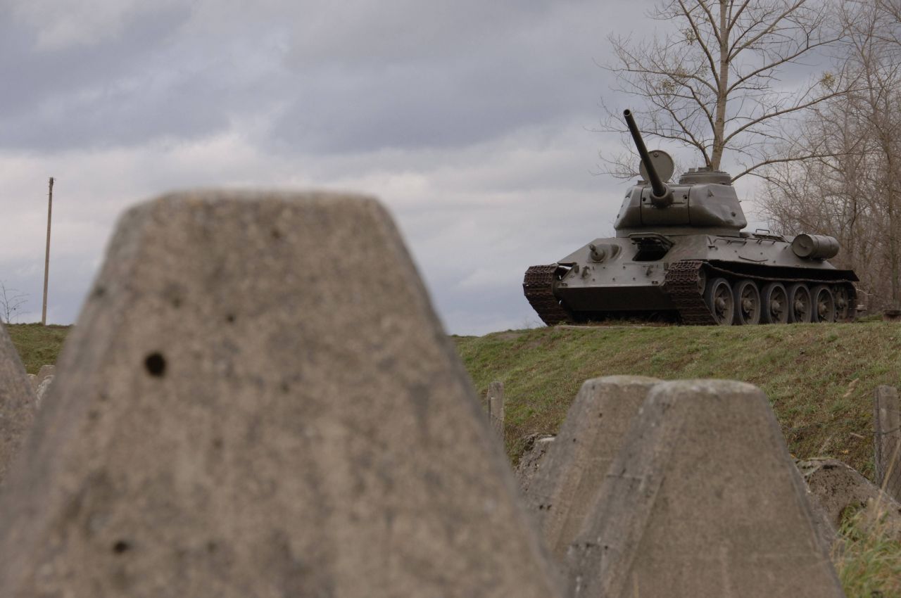 Ein Panzer hinter Panzersperren des Ostwalls.