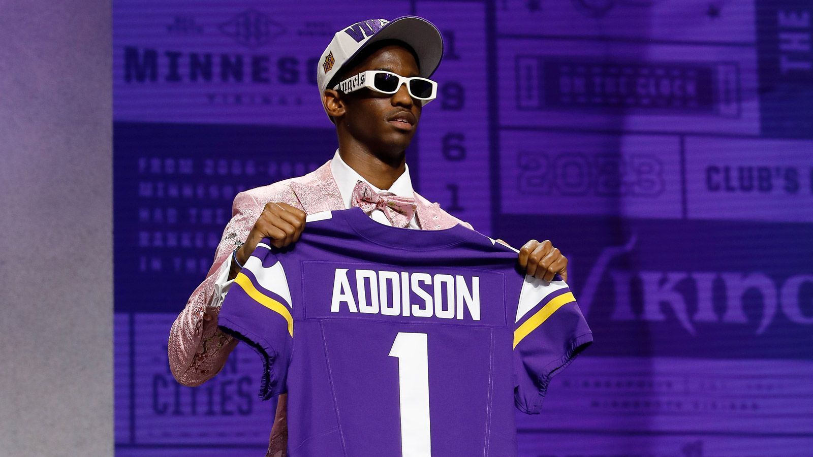 
                <strong>Minnesota Vikings</strong><br>
                Wide Receiver: Ein Wide Receiver 2, der auf der anderen Seite des Feldes von Justin Jefferson und T.J. Hockenson spielt, war einer der größten Needs in Minnesota. Mit dem 23. Pick wurde Jordan Addison geholt, der diese Rolle sofort übernehmen soll.
              