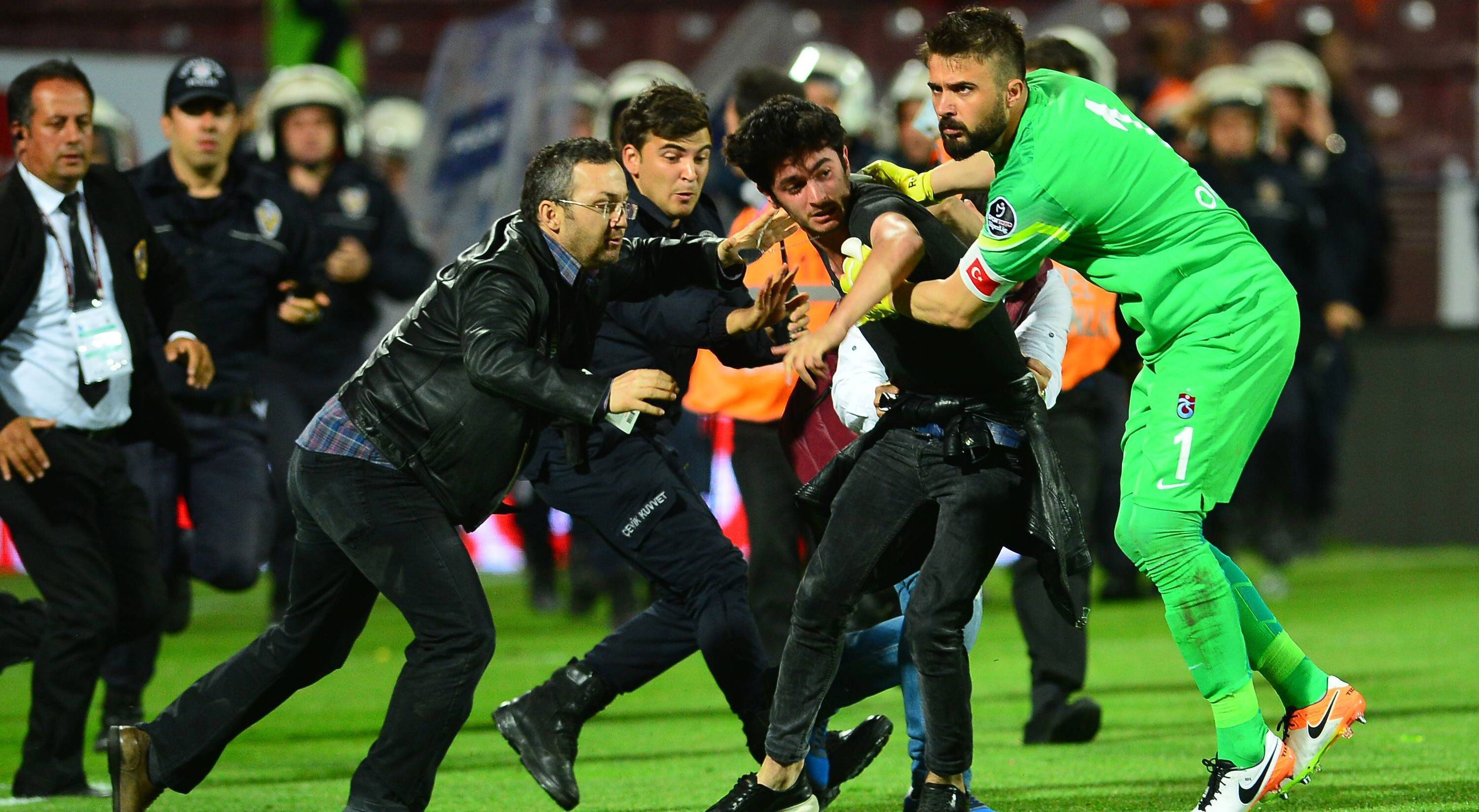 
                <strong>Trabzonspor gegen Fenerbahce</strong><br>
                In einem gemeinsamen Kraftakt mit den Ordern, bekommt der Torhüter den Fan zu packen ...
              