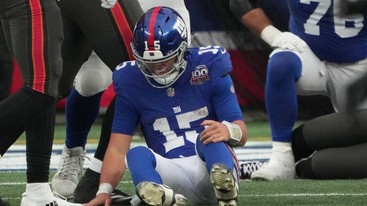 NFL, American Football Herren, USA Tampa Bay Buccaneers at New York Giants Nov 24, 2024; East Rutherford, New Jersey, USA; New York Giants quarterback Tommy DeVito (15) after a hard hit from Tampa ...