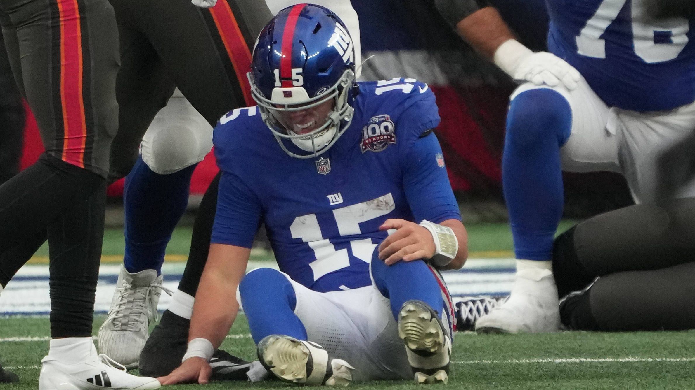 <strong>Tommy DeVito (New York Giants)</strong><br>Die New York Giants kommen nicht zur Ruhe. Nur wenige Tage nach dem Quarterback-Change und der Entlassung von Millionengrab Daniel Jones hat sich laut Adam Schefter nun sein Nachfolger verletzt. Tommy DeVito, beim 7:30 gegen die Buccaneers gestartet, ist fraglich für das Thursday Night Game gegen die Dallas Cowboys aufgrund einer Unterarm-Verletzung. Es gilt als möglich, dass Ersatz Drew Locke übernimmt.