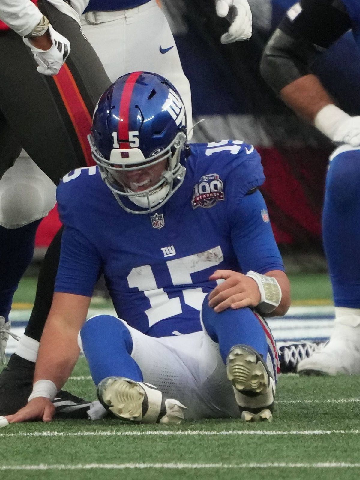 NFL, American Football Herren, USA Tampa Bay Buccaneers at New York Giants Nov 24, 2024; East Rutherford, New Jersey, USA; New York Giants quarterback Tommy DeVito (15) after a hard hit from Tampa ...