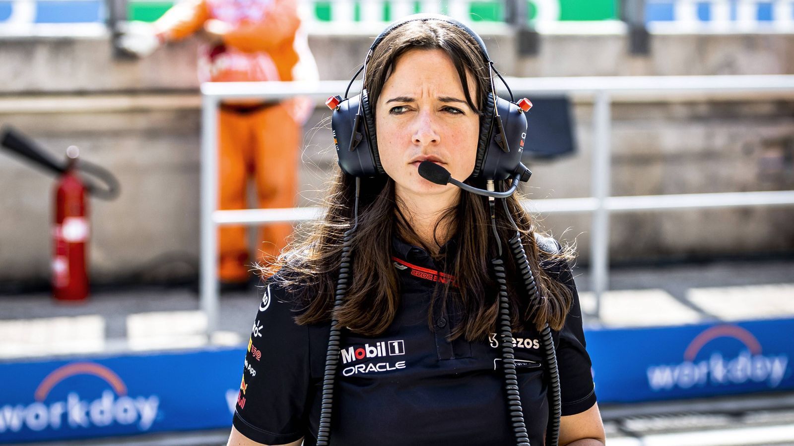 
                <strong>Die Frau mit dem Erfolgsrezept</strong><br>
                Chef-Strategin Hannah Schmitz hat schon so manches Rennen zugunsten von Max Verstappen entschieden. Sie ist die Frau im Hintergrund, die dem Weltmeister die bestmögliche Strategie für jedes Rennen entwickelt. Die 37-Jährige gibt dem Niederländer beispielsweise vor, wann er zum Boxenstopp kommen soll, wann er pushen muss oder welche Reifen gerade am besten passen. "Für mich ist das unheimlich aufregend. Wenn du eine Entscheidung innerhalb von Sekunden triffst, sitzt du auf Nadeln", wird sie auf der Website von "Red Bull" zitiert. Max Verstappen beschrieb die Britin zugleich als "unglaublich ruhig." Eine Fähigkeit, die als Chef-Strategin eines Formel-1-Weltmeisters unabdingbar ist.
              