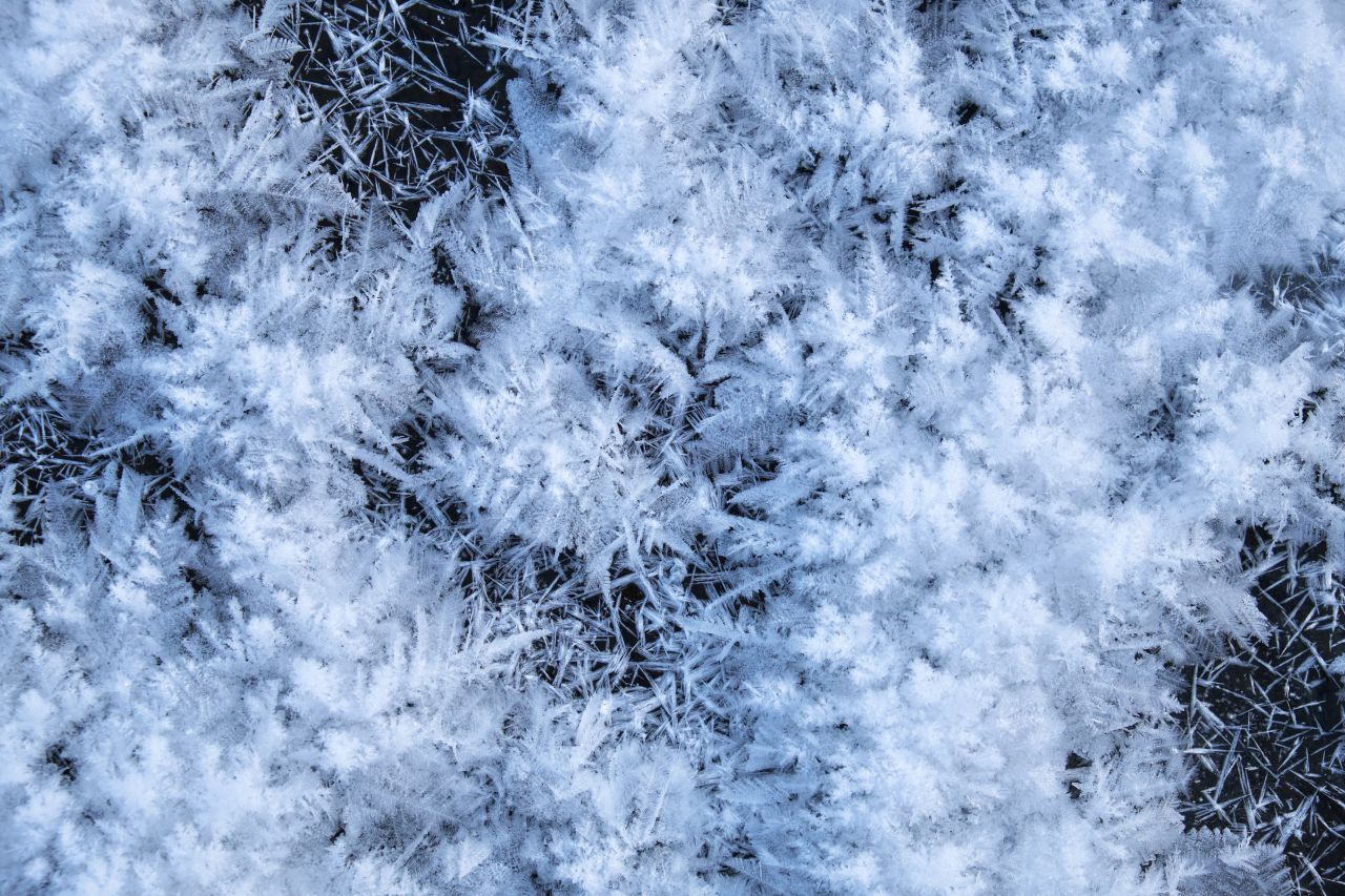 Das Licht, das auf den "Flocken-Haufen" trifft, prallt nun in alle Richtungen wieder von der unebenen Oberfläche ab.