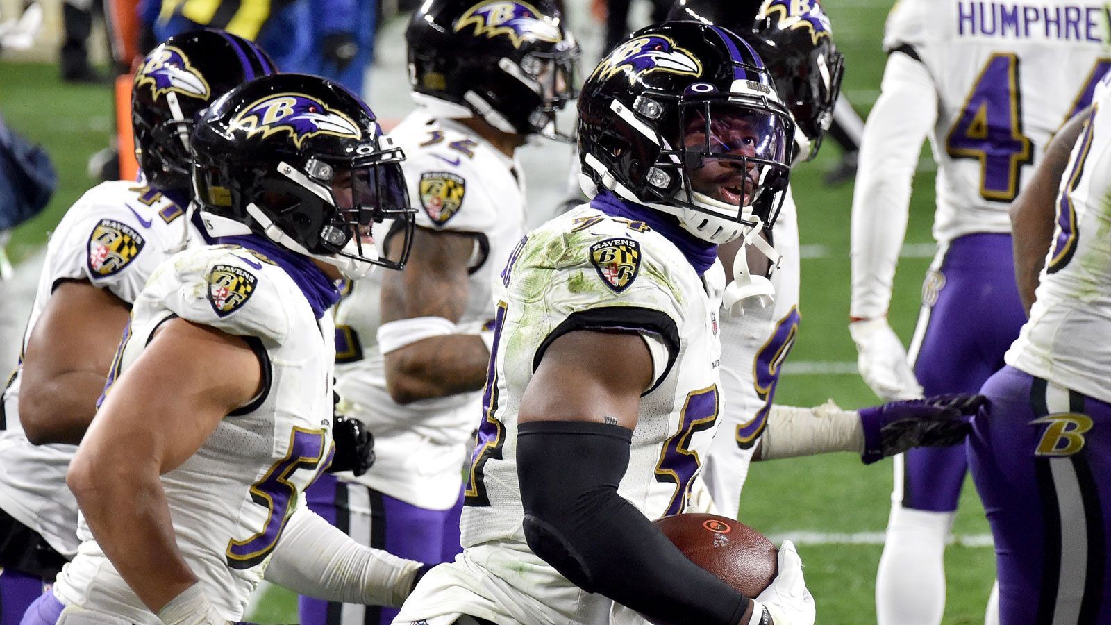 
                <strong>Baltimore Ravens: Defense</strong><br>
                Nach den Abgängen von Yannick Ngakoue und Matt Judon, die zusammen knapp ein Viertel der Sacks im letztjährigen Team verzeichneten, sollten sich die Ravens dringend nach einem neuen Pass Rusher umschauen. Darüber hinaus könnte ein neuer Safety Abhilfe in der Secondary leisten, auch dieser sollte im Draft zu finden sein.
              