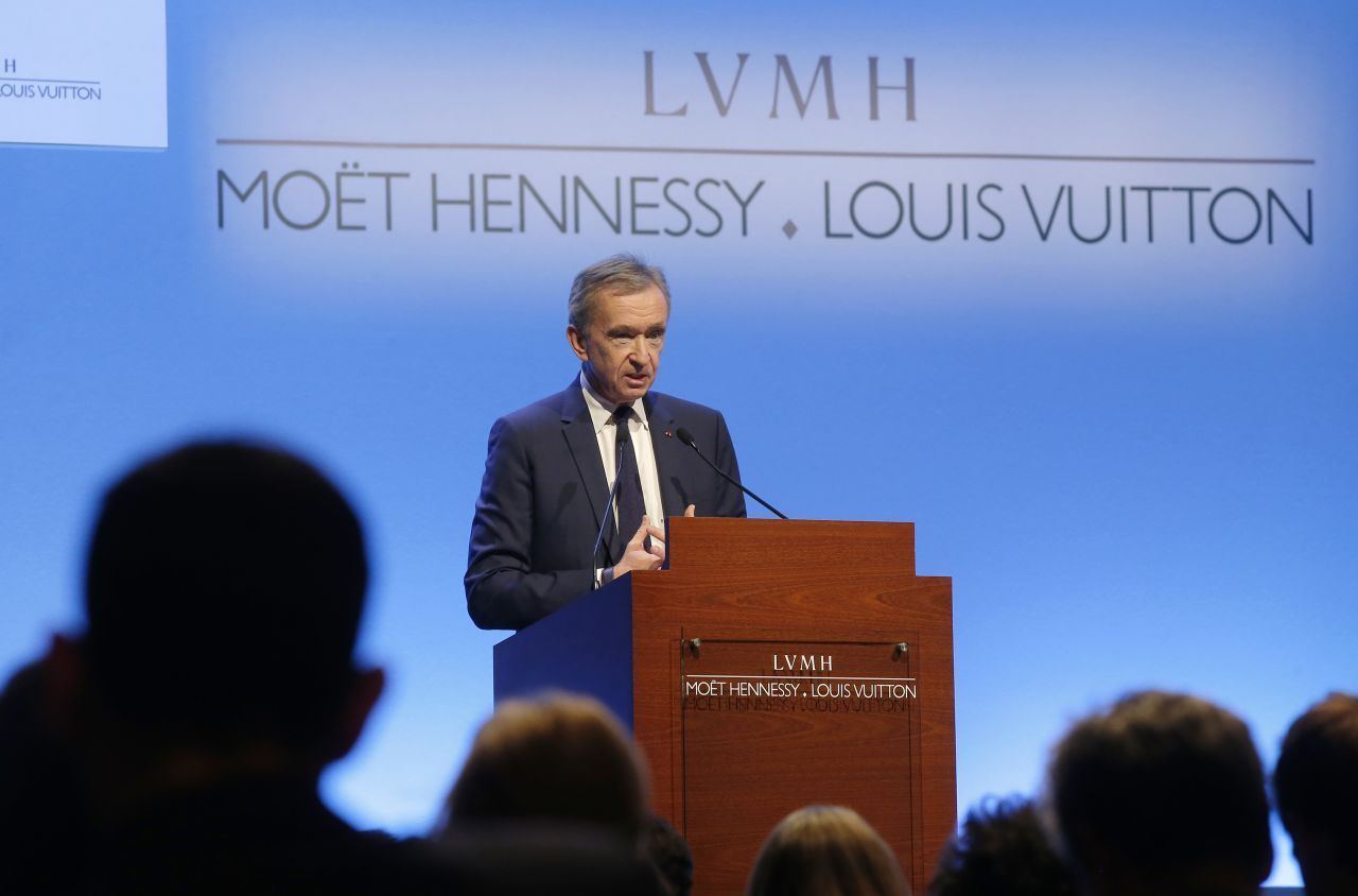 Platz 4: Bernard Arnault. Die 200-Millionen-Euro-Spende der Familie Arnault für den Wiederaufbau der Pariser Kathedrale Notre Dame sorgte für Furore. Zum Clan gehört Bernard Arnault, Mehrheitseigner des Luxuskonzerns LVMH mit Marken wie Louis Vuitton, Dior und Moët. Er verfügt dem BBI zufolge über 112 Milliarden Dollar. Damit lässt sich bestens sein Hobby finanzieren: Kunst sammeln. Das erste Gemälde erstand der Franzose in d