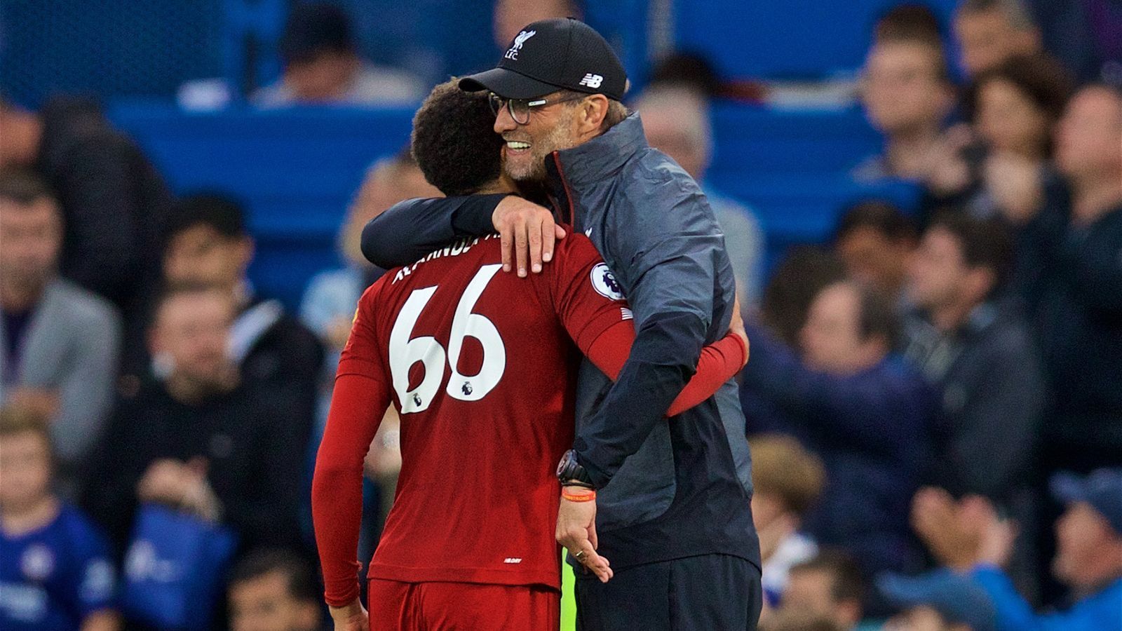 
                <strong>Trent Alexander Arnold (FC Liverpool)</strong><br>
                Kürzlich sagte Klopp, dass Trent Alexander-Arnold seine beste Verpflichtung beim FC Liverpool sei. So richtig darf TAA aber nicht in diese Kategorie zählen. Der Shootingsstar auf der rechten Abwehrseite ist nämlich ein Eigengewächs der Reds und somit keine richtige Verpflichtung. Dennoch: "TAA" ist eines der größten Talente, was Klopp je entwickelt hat. 2016 kam er zu den Profis und ist jetzt einer der wichtigsten Akteure im Klopp-System. Aber wir fangen mal vorne an...
              