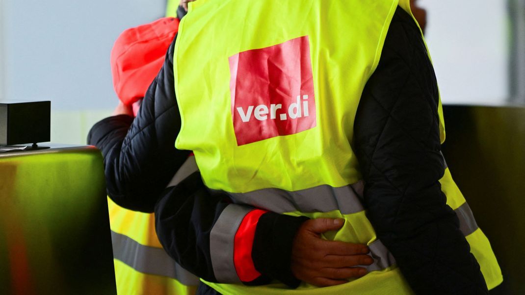 Im Tarifkonflikt im Einzelhandel bestreikt die Gewerkschaft Verdi nach eigenen Angaben erstmals ein Logistikzentrum von Kaufland in der Region Hannover.