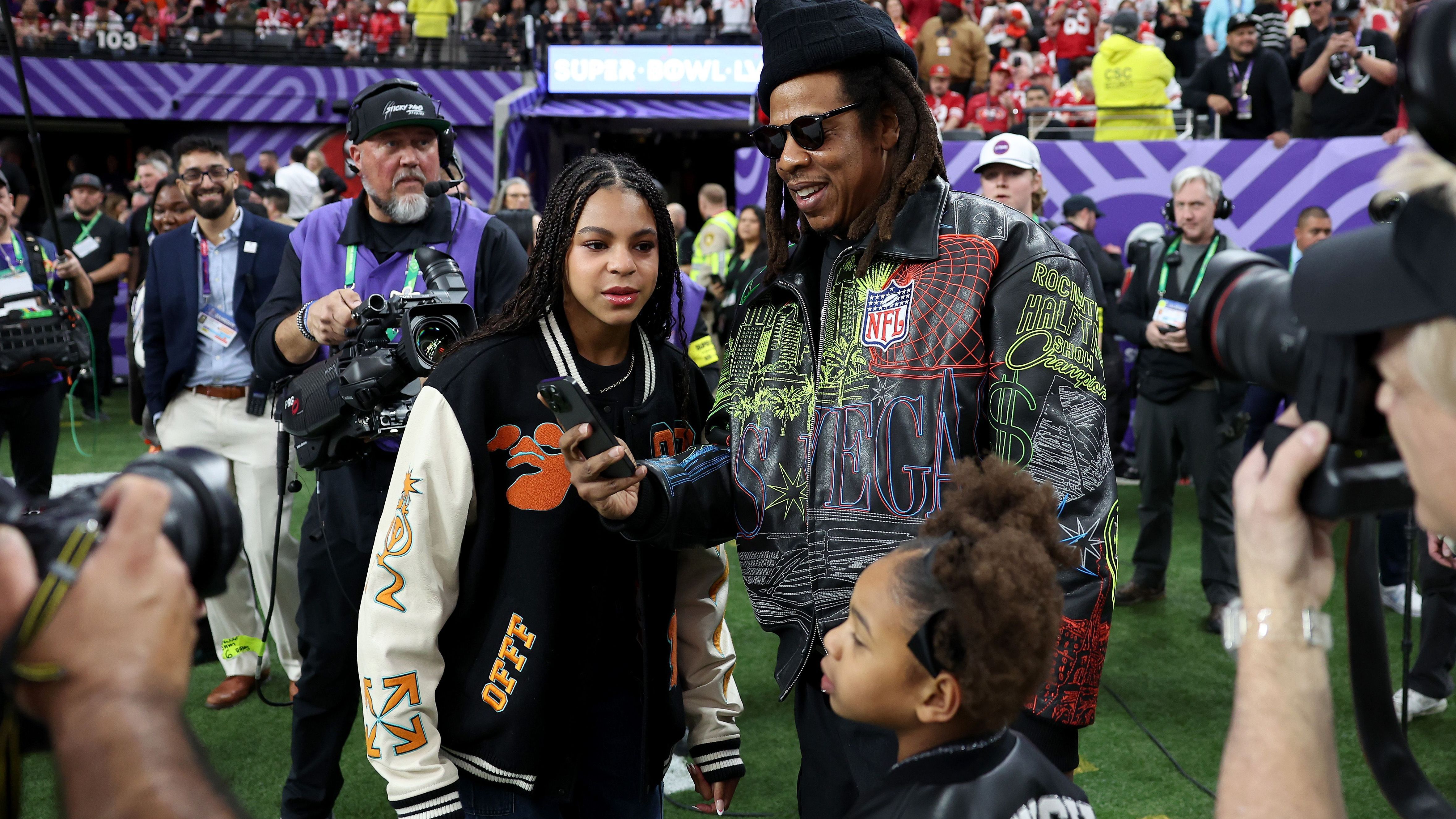 <strong>Der Vater ist natürlich auch dabei</strong><br>Jay-Z mit seinen Töchtern.