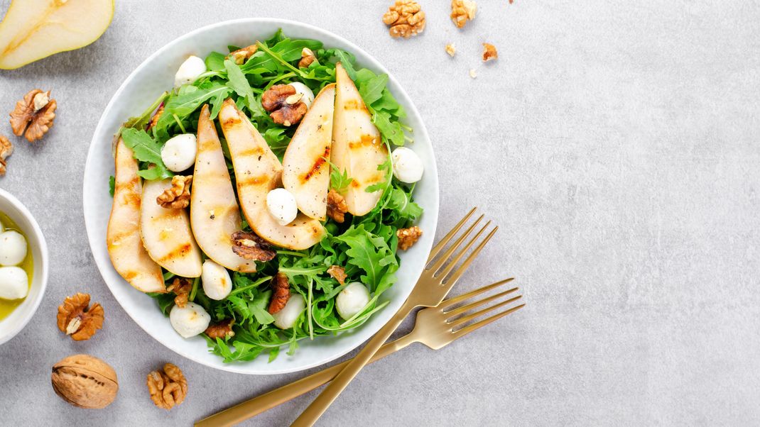 Süße Note für den sonst so herben Rucola: Dieser Salat ist auch eine perfekte Vorspeise - vielleicht für dein Weihnachtsmenü?