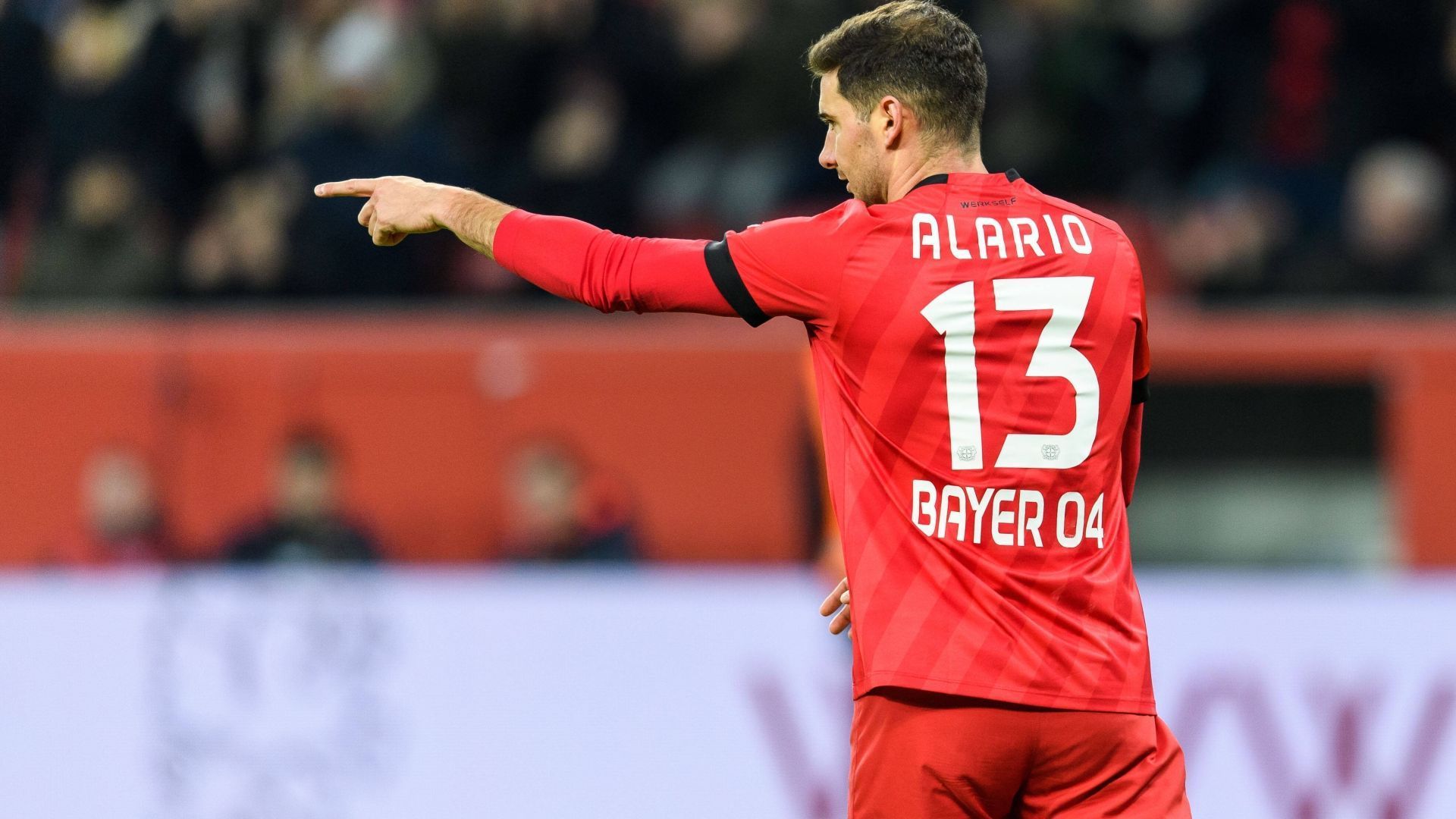 
                <strong>Bayer Leverkusen: Lucas Alario</strong><br>
                "Ein Transfer, der oft als weniger erfolgreich angesehen wird, ist der von Lucas Alario im Jahr 2017. Alario wurde von River Plate verpflichtet und galt als vielversprechender Stürmer. Obwohl er in einigen Spielen seine Torgefahr zeigte, konnte er sich insgesamt nicht als konstante Kraft etablieren. Seine Einsatzzeiten waren begrenzt, und er konnte nicht die erwarteten Tore für Bayer Leverkusen erzielen. In den folgenden Spielzeiten wurden auch andere Stürmer bevorzugt, und Alario kam nicht immer zum Zug."
              