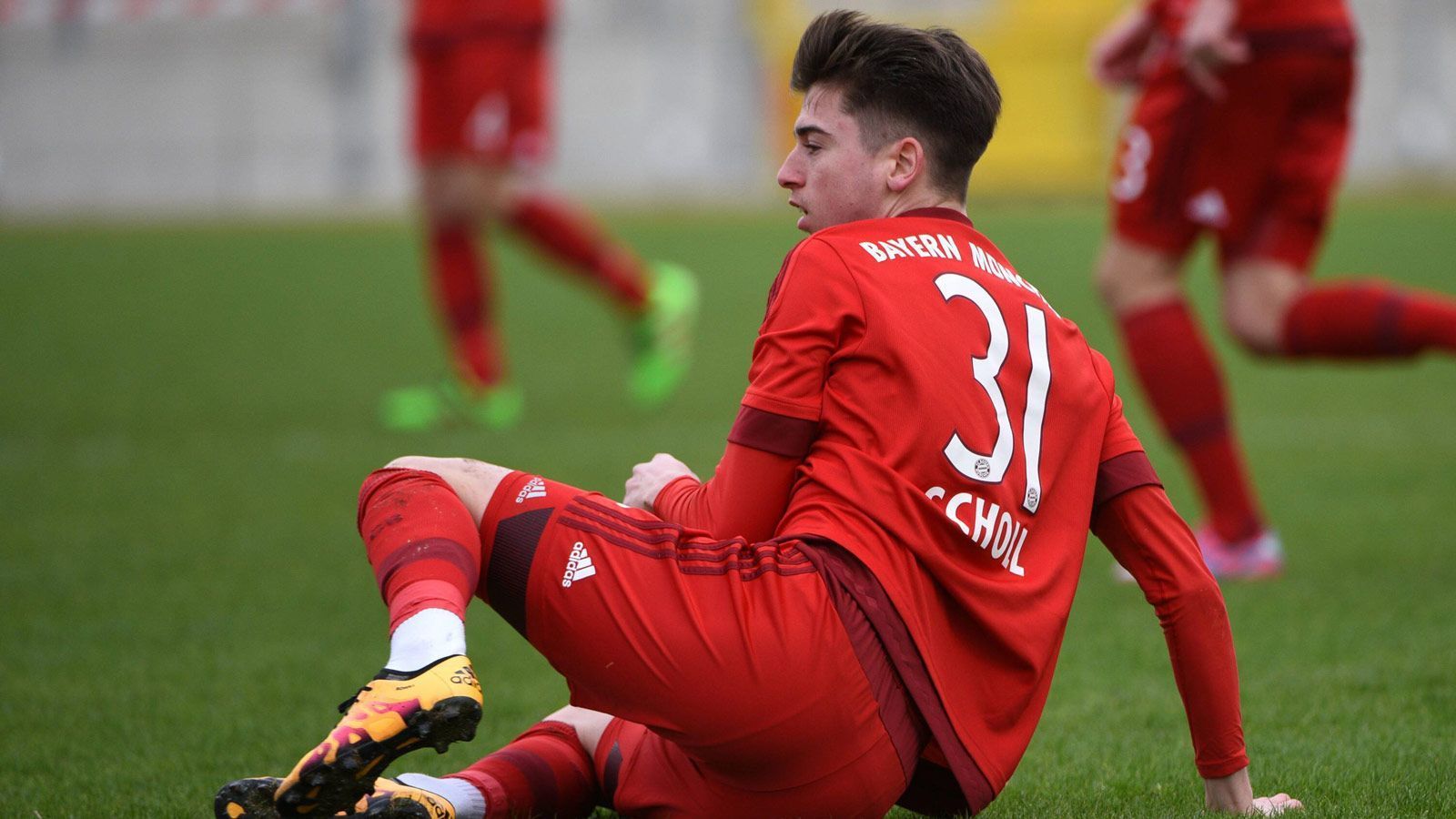 
                <strong>Abschied aus München</strong><br>
                "Ich dachte, die Fußballwelt liegt mir zu Füßen", sagt der 24-Jährige heute. Die Regionalliga entwickelt sich für das Top-Talent zum Spießrutenlauf, seine Gegenspieler gehen Scholl mitunter hart an. Letztlich ist es auch die Erwartungshaltung, die seine Entwicklung abbremst: "Es wurde nun erwartet, dass ich in jedem Spiel für die Amateure der entscheidende Mann auf dem Platz bin. Ich hatte das Gefühl, regelmäßig drei Tore machen zu müssen. Das hat mich fertig gemacht." Im Januar 2017 kehrt Scholl seinem Jugendverein den Rücken.
              