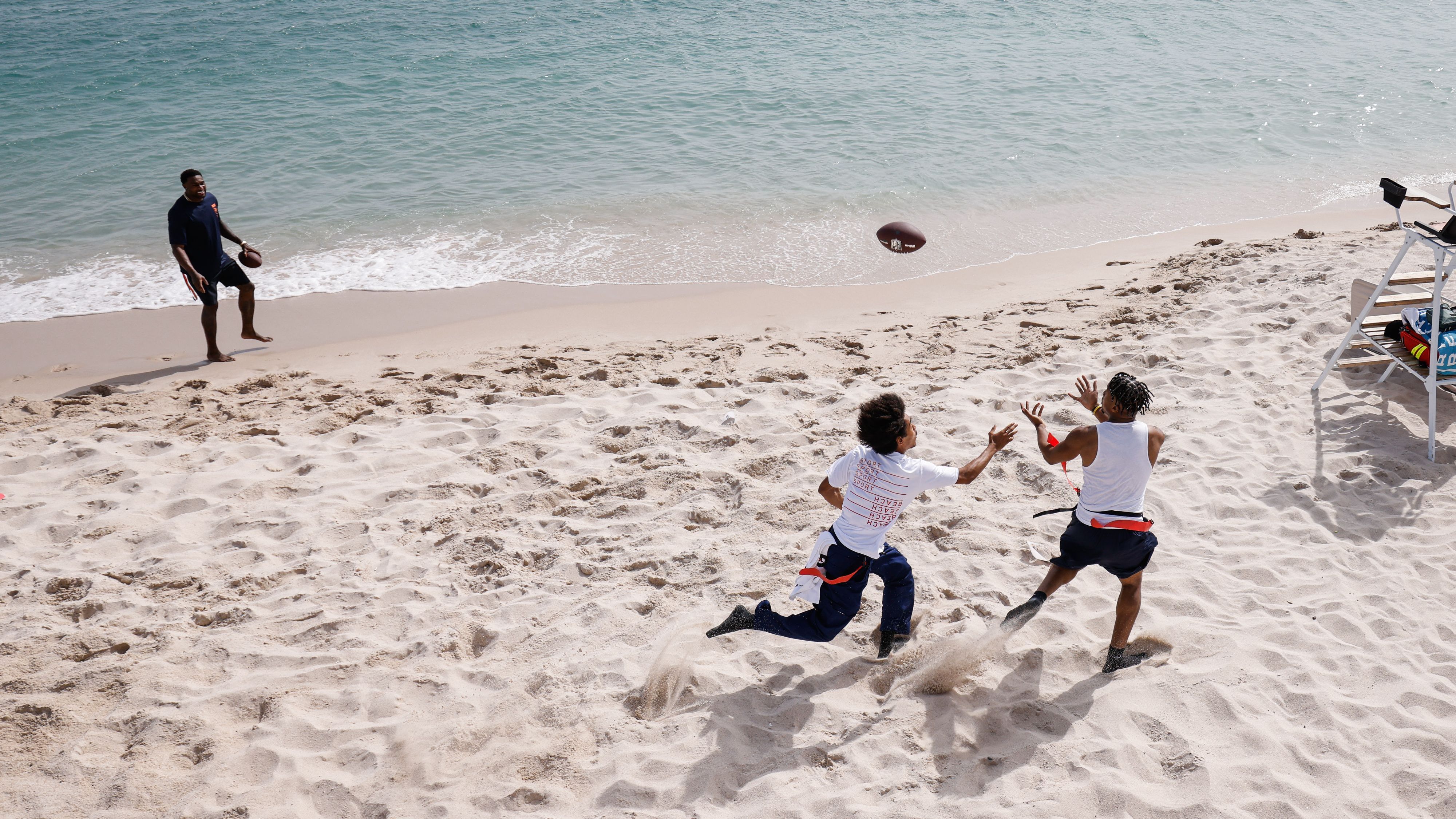 <strong>So funktioniert Flag Football</strong><br>Während des Spiels sind 5 Spieler pro Mannschaft auf dem Feld. Es gibt maximal 8 Versuche – 4 Versuche bis zur Mittellinie und anschließend 4 Versuche bis in die Endzone. Ein Spielzug zählt als beendet, wenn die Flagge des Ballträgers abgerissen wurde.