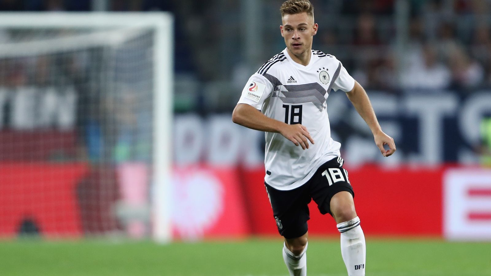 
                <strong>Rechtsverteidigung: Joshua Kimmich</strong><br>
                Joshua Kimmich zeigt eine gute Leistung im defensiven Mittelfeld, freut sich über jede Einsatzminute weiter vorne. Doch auf den Außenverteidiger-Position ist die deutsche Nationalmannschaft nicht gerade prächtig bestückt. Weder Jonas Hector, noch Marvin Plattenhardt verdienen sich derzeit einen Einsatz als Linksverteidiger, weshalb Löw rotieren sollte: Matthias Ginter links, Kimmich rechts. So gerne er im Mittelfeld spielt: Kimmich ist der beste Rechtsverteidiger Deutschlands. Dort sollte er spielen. 
              