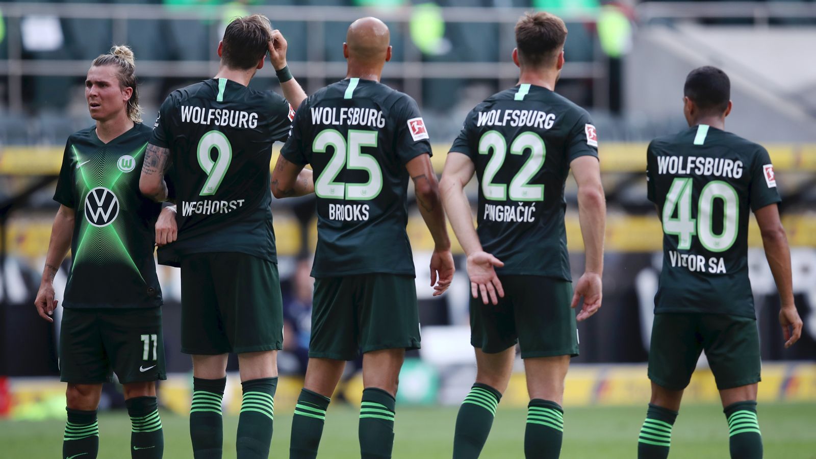 
                <strong>Sonderfall VfL Wolfsburg </strong><br>
                Der zweite Sonderfall in der Bundesliga ist der VfL Wolfsburg. Die Niedersachsen haben einen Beherrschungs- und Gewinnabführungsvertrag mit einer VW-Tochtergesellschaft, der noch bis 2021 läuft. Ähnlich wie in Leverkusen besagt dieser Kontrakt auch, dass Überschüsse abgeführt werden müssen und im Gegenzug Verluste von der VW-Tochtergesellschaft aufgefangen werden.
              