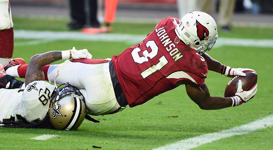 
                <strong>Arizona Cardinals: David Johnson</strong><br>
                David Johnson steht wie kaum ein anderer Akteur für das spektakuläre Spiel der NFL. Vielseitig, athletisch, omnipräsent. Er ist der neue Star der Arizona Cardinals. In seinen ersten zwei atemberaubenden NFL-Spielzeiten mausert sich der Running Back zu einem der stärksten Spieler auf seiner Position. Johnsons Vorteil: Er ist nicht nur als Läufer stark, sondern auch als Receiver vielseitig einsetzbar. Einen Spieler seines Kalibers gibt es in der Liga nur wenige.
              