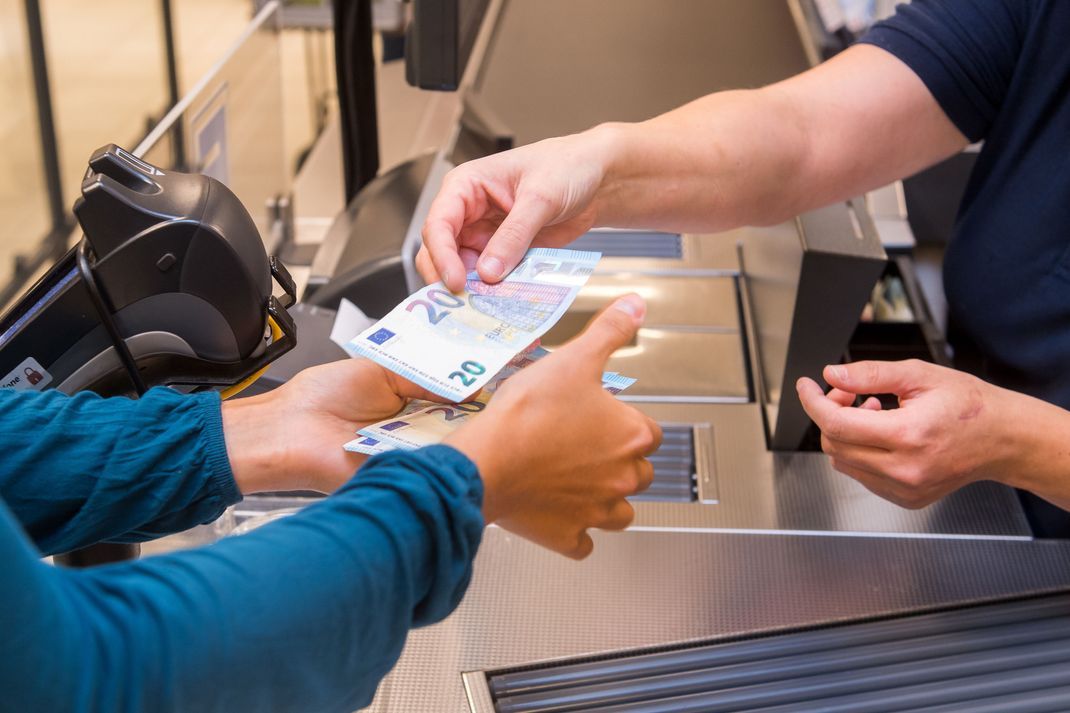 Im Supermarkt schnell noch Geld abheben - das ist mittlerweile in vielen Läden bequem möglich.