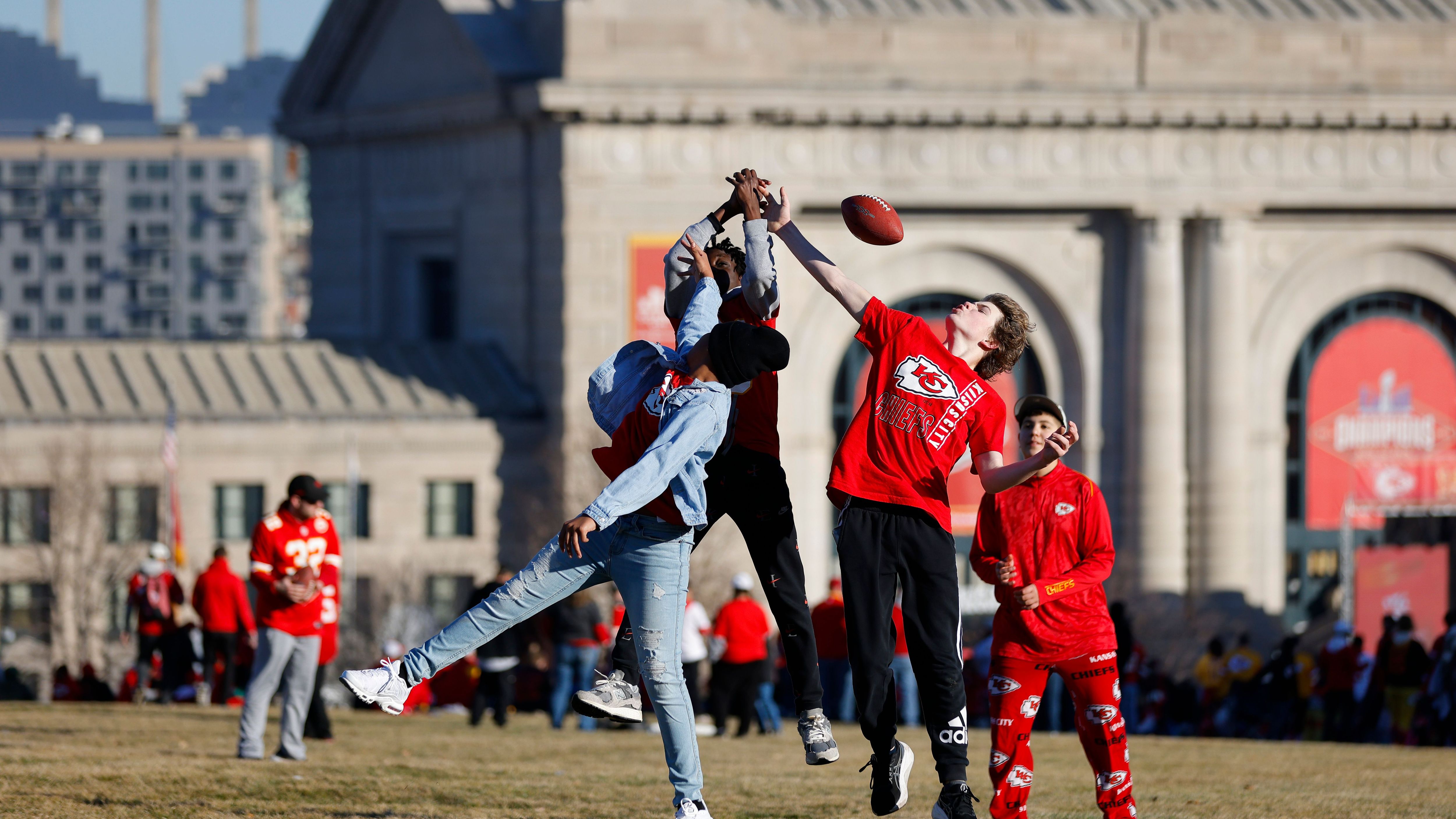 <strong>Football gegen das lange Warten<br></strong>Um das Warten auf die Superstars der Kansas City Chiefs etwas zu verkürzen, vergnügten sich viele Fans bei einem kleinen Football-Spiel auf einer Grünfläche der Stadt.&nbsp;