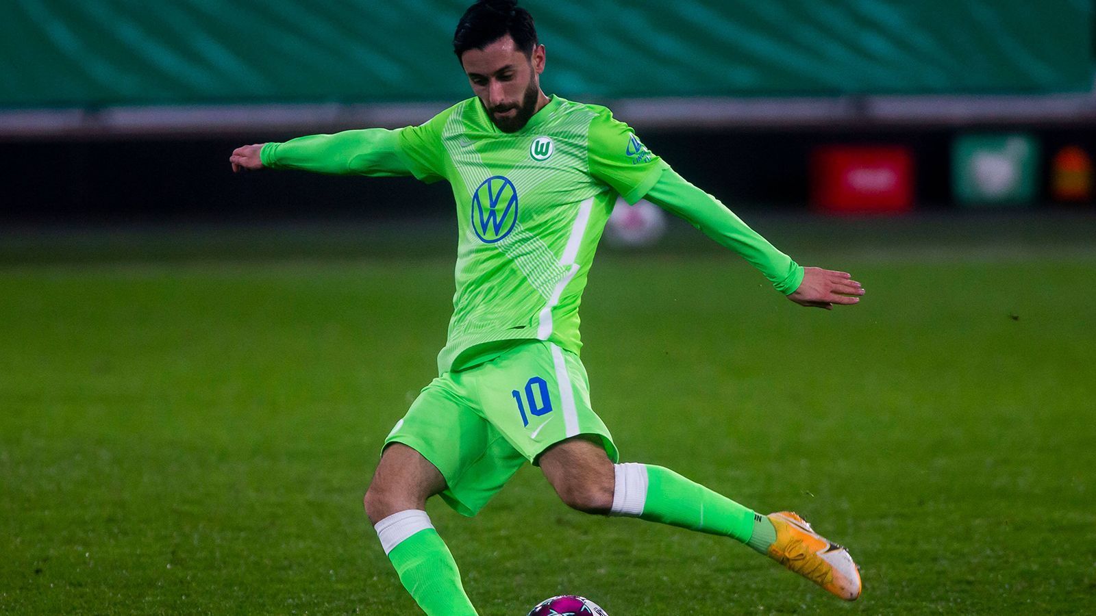 
                <strong>Yunus Malli (VfL Wolfsburg)</strong><br>
                Diese Wege werden sich ziemlich sicher trennen. In der aktuellen Saison stand Yunus Malli nur in einem Bundesligaspiel auf dem Rasen, zuletzt war er dreimal gleich gar nicht im Kader. Der VfL Wolfsburg sucht im Winter nach einem Abnehmer. Malli ist seit fast vier Jahren in der VW-Stadt und konnte sich nie zum Stammspieler entwickeln. Auch eine zwischenzeitliche Leihe zu Union Berlin verhalf ihm beim VfL nicht auf die Sprünge.
              