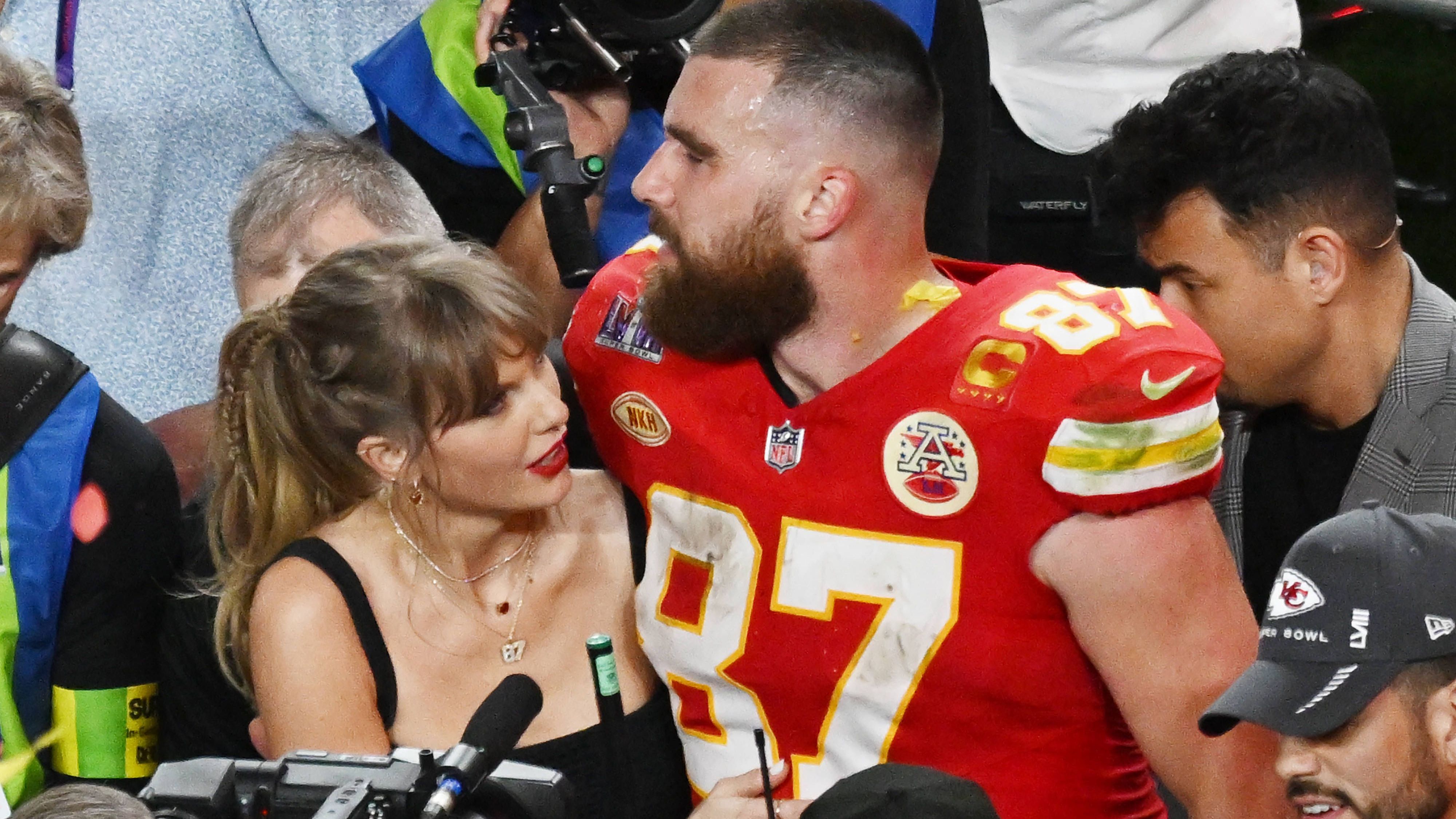 <strong>Travis Kelce und Taylor Swift<br></strong>In den vergangenen Monaten rückte das Sportliche in der NFL fast schon in den Hintergrund, seitdem Chiefs-Tight-End Travis Kelce und US-Popstar Taylor Swift ein Paar sind. Bei vielen Spielen schaute sie in der Loge zu, auch beim Super Bowl war sie vor Ort.