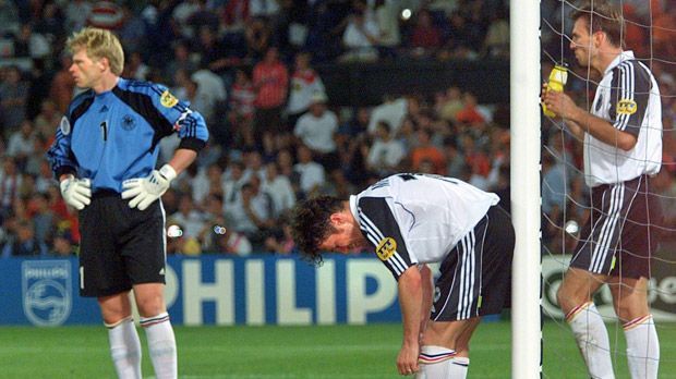 
                <strong>EM 2000 Vorrunden-Aus</strong><br>
                EM 2000: Besonders bitter lief das Vorrunden-Spiel gegen Portugal. Sergio Conceicao machte das Spiel seines Lebens und traf gleich drei Mal gegen Oliver Kahn beim 3:0-Sieg. Auch bei der 0:1-Niederlage gegen England enttäuschte das DFB-Team um den reaktivierten Lothar Matthäus. Das Aus in der Vorrunde war gleichbedeutend mit dem Ende der Ära Ribbeck.
              