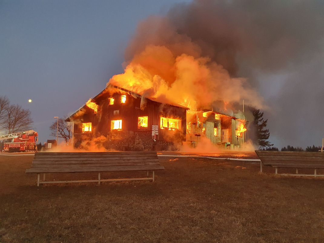 Die 111 Jahre alte "Kissinger Hütte" in der Rhön steht in Flammen. Verletzt wurde bei dem Feuer niemand.