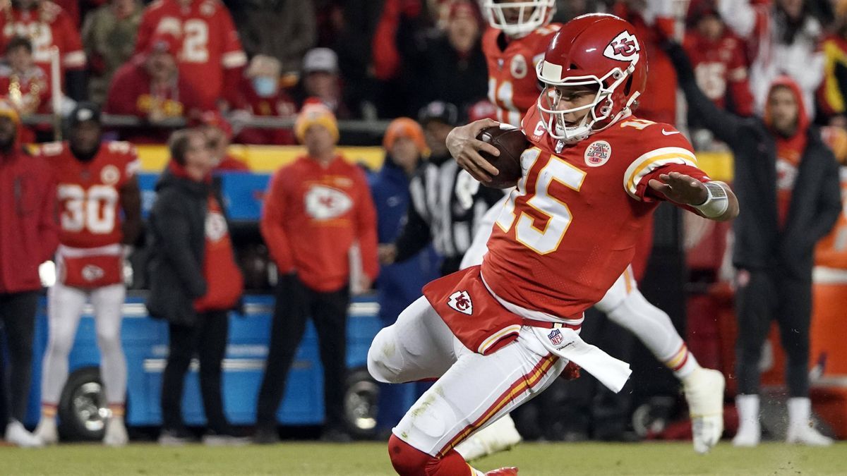 NFL, American Football Herren, USA AFC Divisional Round-Buffalo Bills at Kansas City Chiefs, Jan 23, 2022; Kansas City, Missouri, USA; Kansas City Chiefs quarterback Patrick Mahomes (15) slides as ...