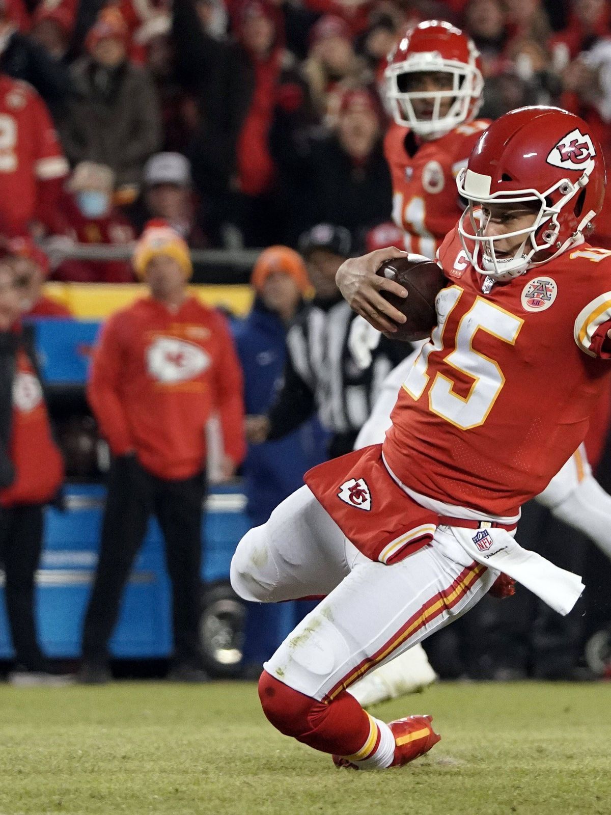 NFL, American Football Herren, USA AFC Divisional Round-Buffalo Bills at Kansas City Chiefs, Jan 23, 2022; Kansas City, Missouri, USA; Kansas City Chiefs quarterback Patrick Mahomes (15) slides as ...