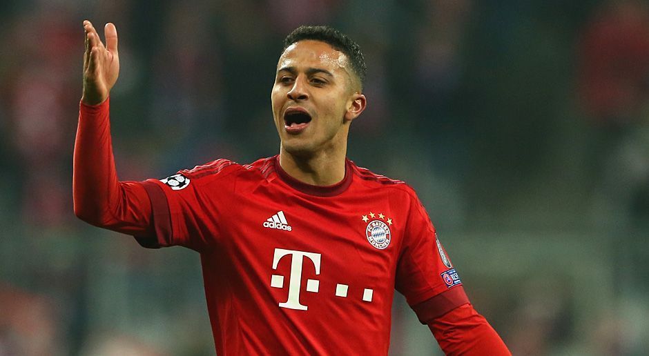 
                <strong>Thiago</strong><br>
                Thiago (FC Bayern München): "Thiago oder nichts!" So deutlich hatte noch selten ein Trainer in der Bundesliga einen Neuzugang gefordert. Der FC Bayern erfüllte Guardiolas Wunsch und holte Thiago 2013 für 25 Millionen Euro vom FC Barcelona nach München. Der 24 Jahre alte Edeltechniker bedauerte nun den Abschied des Trainers, will ihm aber nicht nach Manchester folgen. "Ich bin nicht abhängig von Pep", sagte er der "Sport Bild".
              