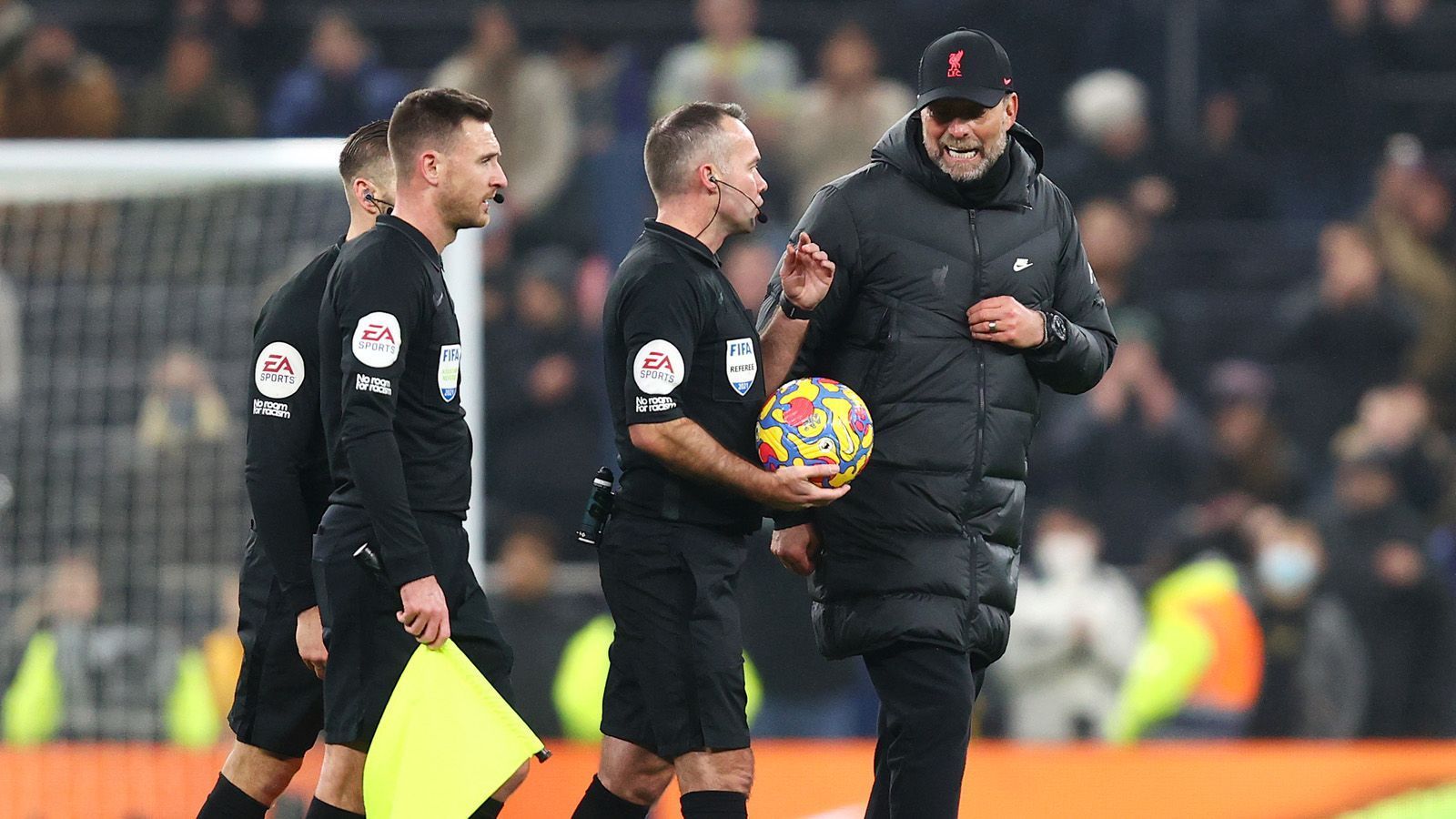 
                <strong>Das Schiedsrichtergespann</strong><br>
                Schiedsrichter Anthony Taylor und VAR-Schiri Keiran Tierney (im Bild) stammen beide aus Manchester. Dementsprechend skeptisch betrachten die Fans des FC Liverpool die Ansetzung. Und auch LFC-Coach Jürgen Klopp hat Bauchschmerzen. Machte er doch im Dezember schlechte Erfahrung mit Tierney. Beim 2:2 gegen Tottenham hatte der Unparteiische damals eine grobes Foul von Harry Kane an Andy Robertson nicht mit Rot geahndet, wenig später aber den "Reds"-Verteidiger für ein weniger schlimmes Vergehen des Feldes verwiesen. Klopp rastete damals derart aus, dass er selbst verwarnt wurde. Danach schimpfte der 54-Jährige in Richtung Tierney: "Ich habe kein Problem mit Schiedsrichtern. Nur mit dir."
              