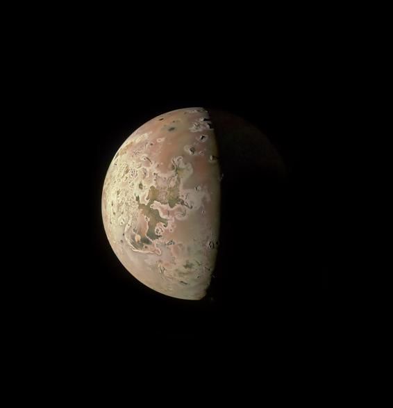 Mit einem Abstand von 11,700 Kilometern zur Oberfläche des Jupitermondes Io konnte die Nasa-Sonde Juno dieses Bild aufnehmen. Zu sehen sind die vielen Vulkane auf dem Mond. Die nördliche Polarregion konnte von anderen Sonden bisher nicht so detailliert festgehalten werden.