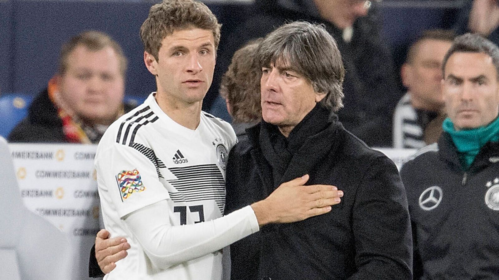 
                <strong>Rechtes Mittelfeld / Flügel: Thomas Müller</strong><br>
                "Müller spielt immer." Dieses Credo von Ex-Bayern-Trainer Louis van Gaal gilt auch nach Müllers Rückkehr ins DFB-Team. Die Position als hängende Spitze gibt es unter Löw allerdings nicht, sodass Müller vom rechten Flügel aus Einfluss nehmen wird.
              