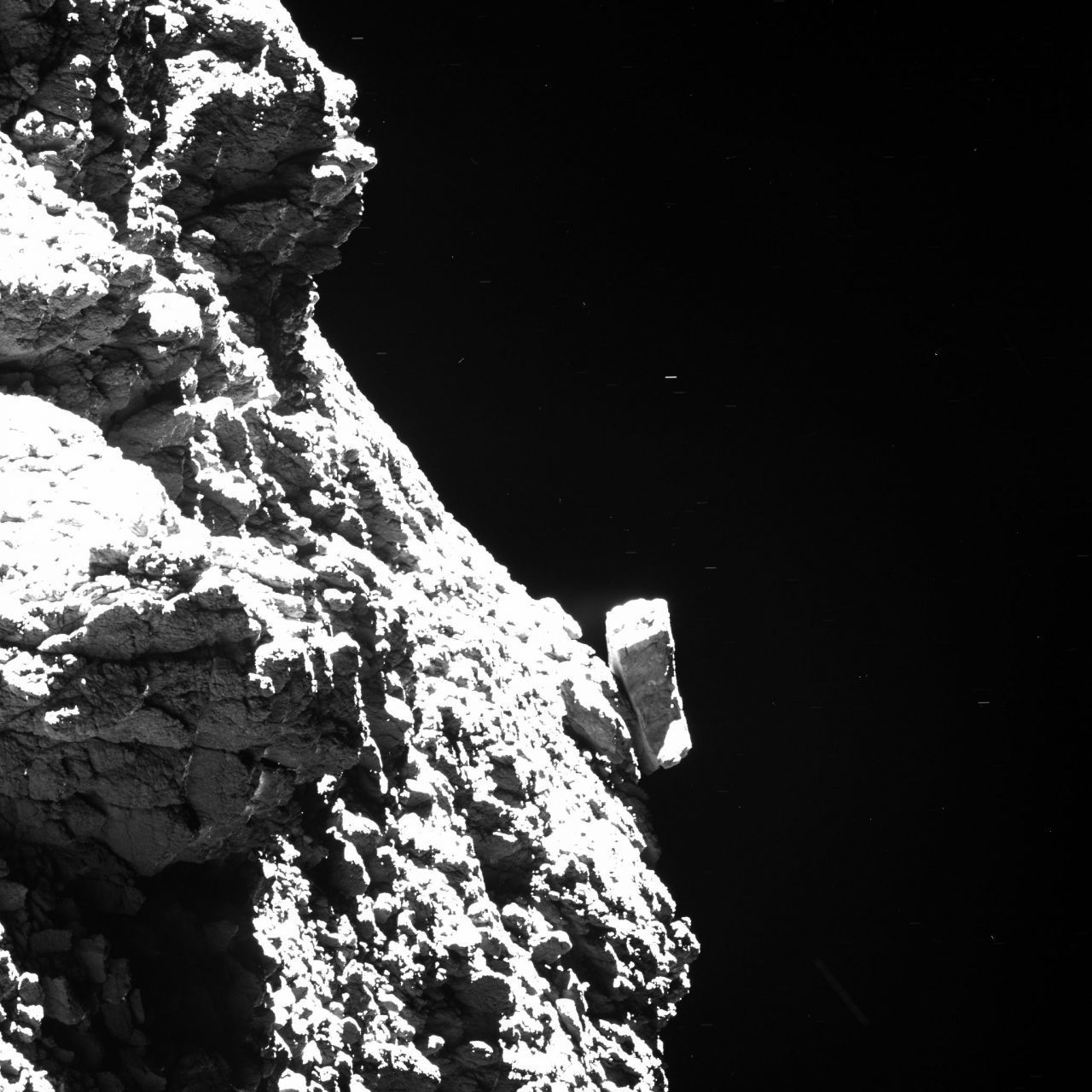 "Lass uns doch auf dem Tschurjumow-Gerassimenko landen!" Irgendjemand bei der ESA fand diese Idee gut, denn am 12. November 2014 setzte die Raumsonde Rosetta das kleine Landefahrzeug Philae ab, das sich dem Kometen mit einem Meter pro Sekunde nährte und nach sieben Stunden aufsetzte.