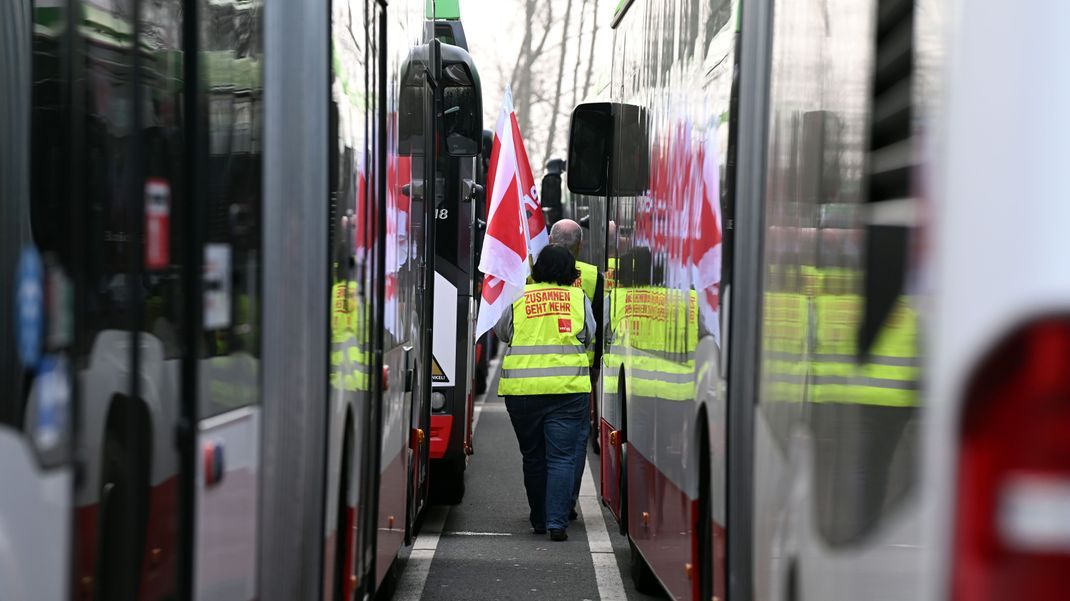 Busse der Bogestra stehen auf dem Betriebshof.