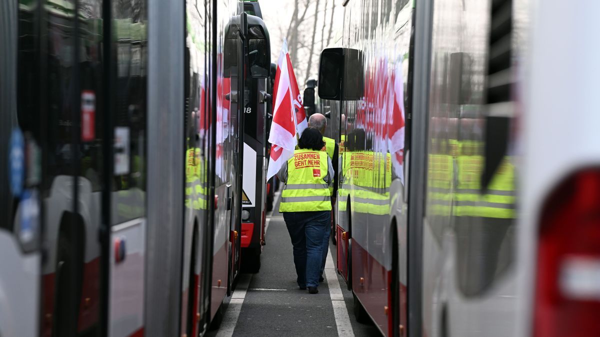 Busse der Bogestra stehen auf dem Betriebshof.