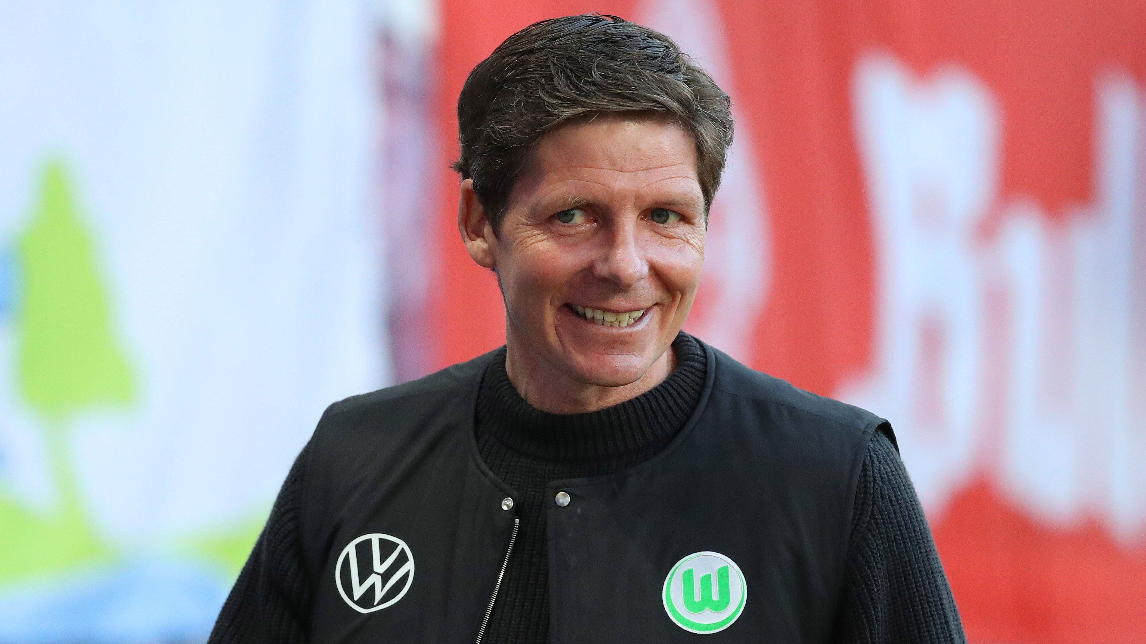 
                <strong>Trainer der Saison: Oliver Glasner (VfL Wolfsburg)</strong><br>
                Der Österreicher hat mit dem VfL Wolfsburg eine richtig starke Saison auf den Rasen gezaubert. Unter Glasner spielen die Wölfe einen sehr ansehnlichen Fußball und werden im nächsten Jahr zum ersten Mal seit 2016 wieder in der Königsklasse vertreten sein. Der 46-jährige kam vor zwei Jahren in die Autostadt und hat mit seiner ruhigen, unaufgeregten Art den Erfolg nach Wolfsburg zurück gebracht. Der VfL ist Glasners erste Station im deutschen Fußball, nachdem er seine Karriere 2011 bei Red Bull Salzburg als Sportkoordinator begonnen hatte. Von dort aus es über den FC Liefering, den SV Ried nach LASK und schließlich 2019 nach Niedersachsen. Sein Vertrag bei den Wölfen läuft noch bis zum Sommer 2022.
              