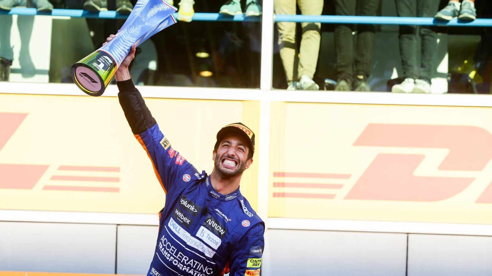 
                <strong>Daniel Ricciardo (McLaren)</strong><br>
                Saison 2021: 115 Punkte, 8. Platz der GesamtwertungEin Auf und Ab. Licht und Schatten. Nicht Fisch, nicht Fleisch. Die Saison von Daniel Ricciardo lässt sich schwer zusammenfassen. Der Australier tut sich selbst schwer, erklärte nach dem letzten Rennen: "Die zweite Hälfte der Saison war besser, aber immer noch nicht so gut wie ich es gerne möchte. Vor allem was die Konstanz angeht." Das Highlight für den Australier war ohne Frage der Sieg in Monza. Nachdem Max Verstappen und Lewis Hamilton ausgeschieden waren, fuhr der 32-Jährige das wohl beste Rennen seiner noch kurzen "McLaren-Karriere". 
              