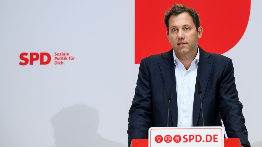 Archivbild - 03.07.2023, Berlin: Lars Klingbeil, Vorsitzender der SPD, äußert sich bei einer Pressekonferenz nach den Gremiensitzungen der Partei im Willy-Brandt-Haus zu aktuellen Themen. 