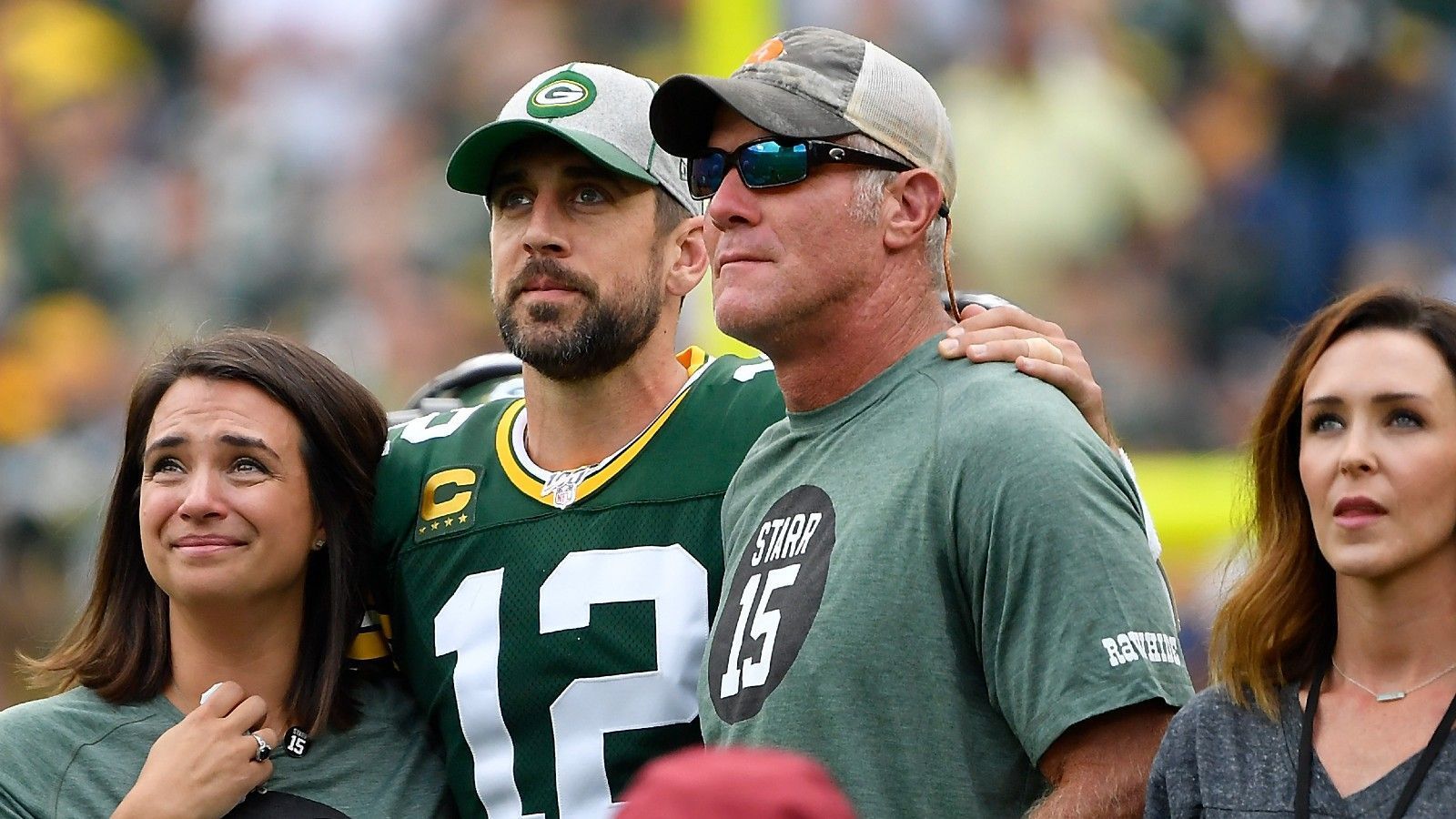 
                <strong>Einstieg von Rodgers in die NFL</strong><br>
                Rodgers musste dagegen deutlich länger warten, bis er sich voll entfalten konnte. Drei Jahre lang saß er als Backup hinter Favre auf der Bank, kam lediglich zu Kurzeinsätzen. Nachdem Favre im März 2008 seinen Rücktritt bekannt gegeben hatte, machte Head Coach Mike McCarthy Rodgers zum Starting Quarterback. Ein Rücktritt vom Rücktritt durch Favre änderte daran nichts. Die Packers-Legende wurde nach einigen Querelen zu den Jets abgegeben, Rodgers durfte seinen Posten behalten.
              