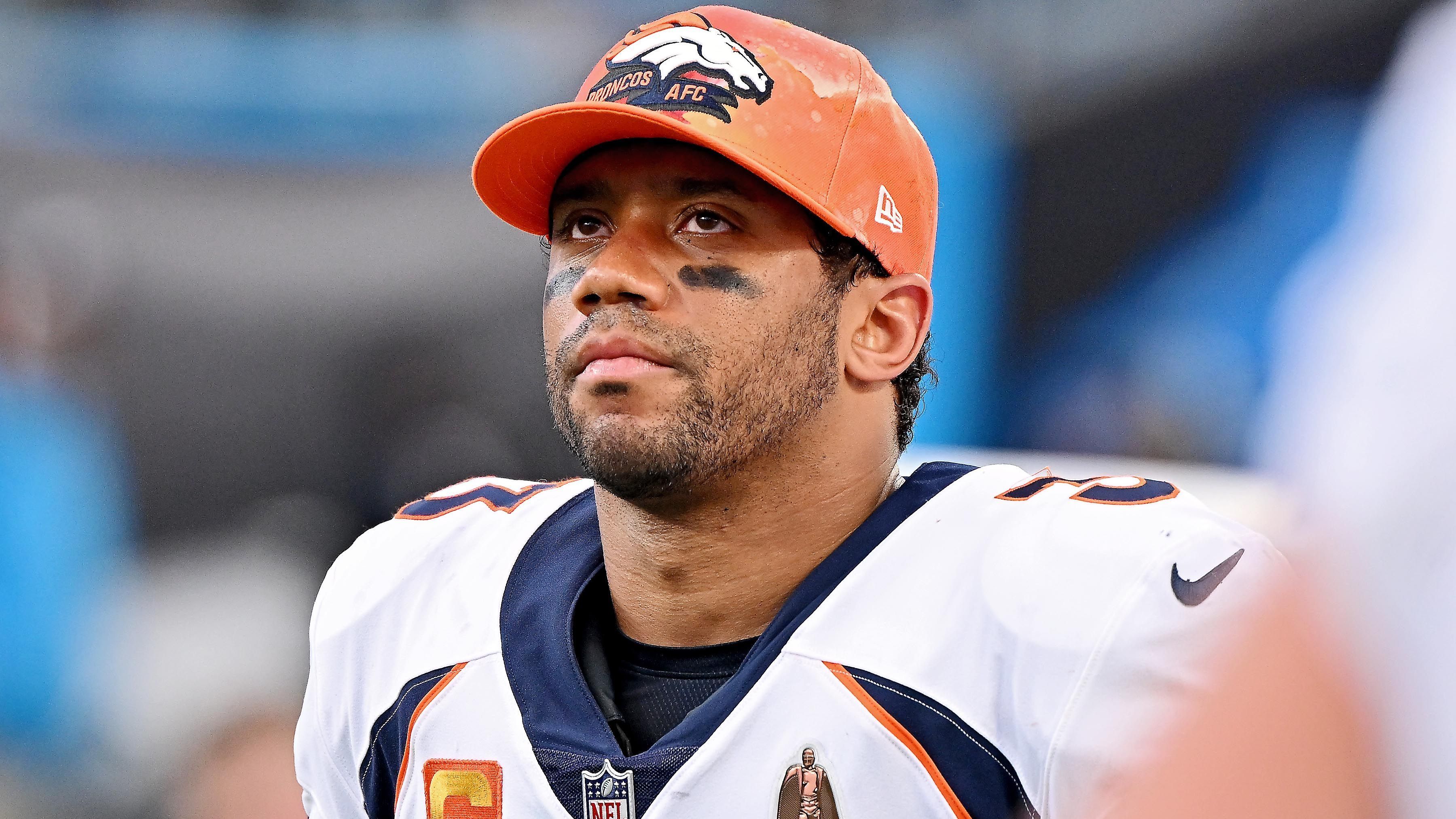 <strong>Russell Wilson (Denver Broncos) </strong><br>
                Im Frühjahr 2022 wurde Russell Wilson zu den Broncos getradet und unterschrieb einen mit 245 Millionen Dollar dotierten Fünfjahresvertrag. Die Erwartungen waren gigantisch, erfüllt wurden sie nicht. Mit 16,9 Punkten im Schnitt stellten die Broncos die schlechteste Offense. Wilson spielte schwach, wurde aber auch so oft gesacked wie kein anderer QB. Auch unter Coach Sean Payton wurde es nicht besser. Anfang 2024 folgte die Entlassung, wenig später unterschrieb Wilson bei den Pittsburgh Steelers.