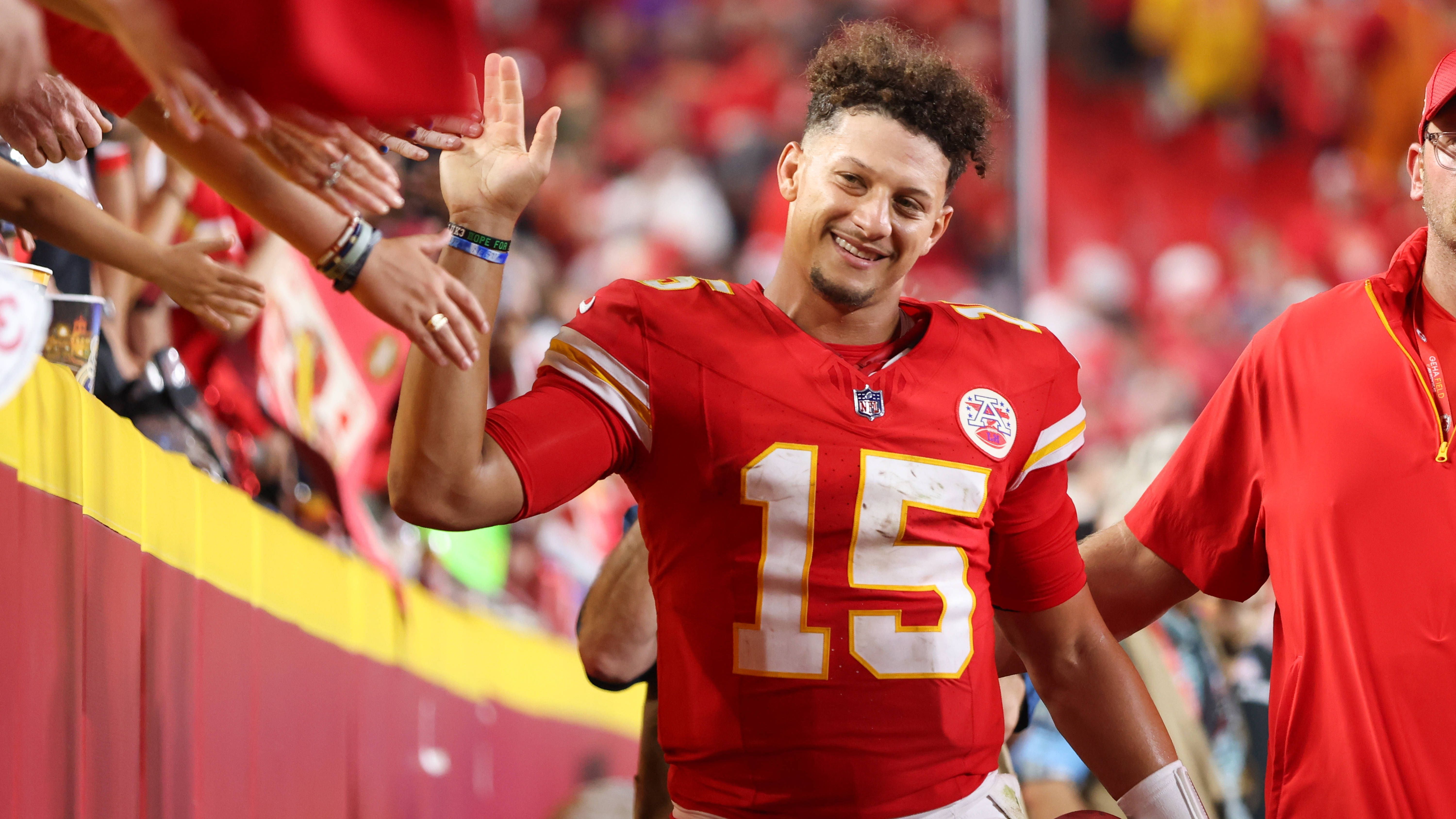 <strong>Week 1: Patrick Mahomes (Kansas City Chiefs)</strong><br>Neue Saison, alter Mahomes. Der Star-Quarterback ist beim Sieg gegen die Baltimore Ravens zum All-Time-Passing-Leader der Kansas City Chiefs aufgestiegen. Mahomes steht nach Woche 1 bei 28.715 Passing Yards und ist an Franchise-Legende Len Dawson (28.507) vorbeigezogen.