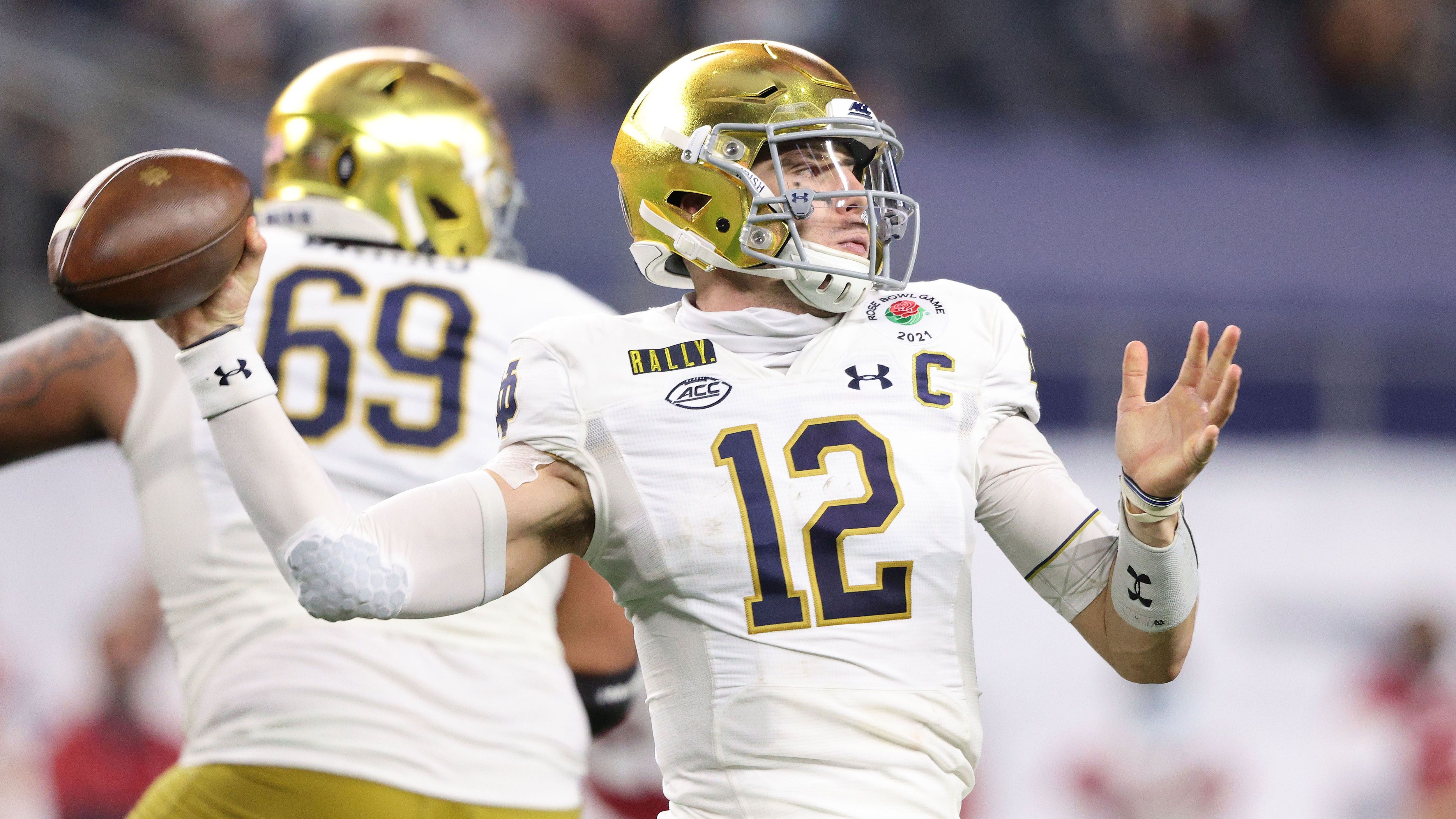 
                <strong>Ian Book (Notre Dame Fighting Irish)</strong><br>
                Mit einer starken Saison 2020 spielte sich auch Ian Book in den Fokus. Der Quarterback der Notre Dame Fighting Irish führte seine Mannschaft sogar bis ins Halbfinale der College-Football-Playoffs. Eine mögliche NFL-Zukunft ist dennoch fraglich. Book besitzt nicht die Qualitäten wie ein Zach Wilson oder gar ein Trevor Lawrence. Oftmals versuchte Book die Spielzüge krampfhaft am Leben zu halten und machte dabei einige Fehler. Auch in der Genauigkeit seiner Pässe hat der Spielmacher noch Defizite. Book könnte hinter einem erfahrenen Quarterback a la Ben Roethlisberger oder Philip Rivers lernen.
              