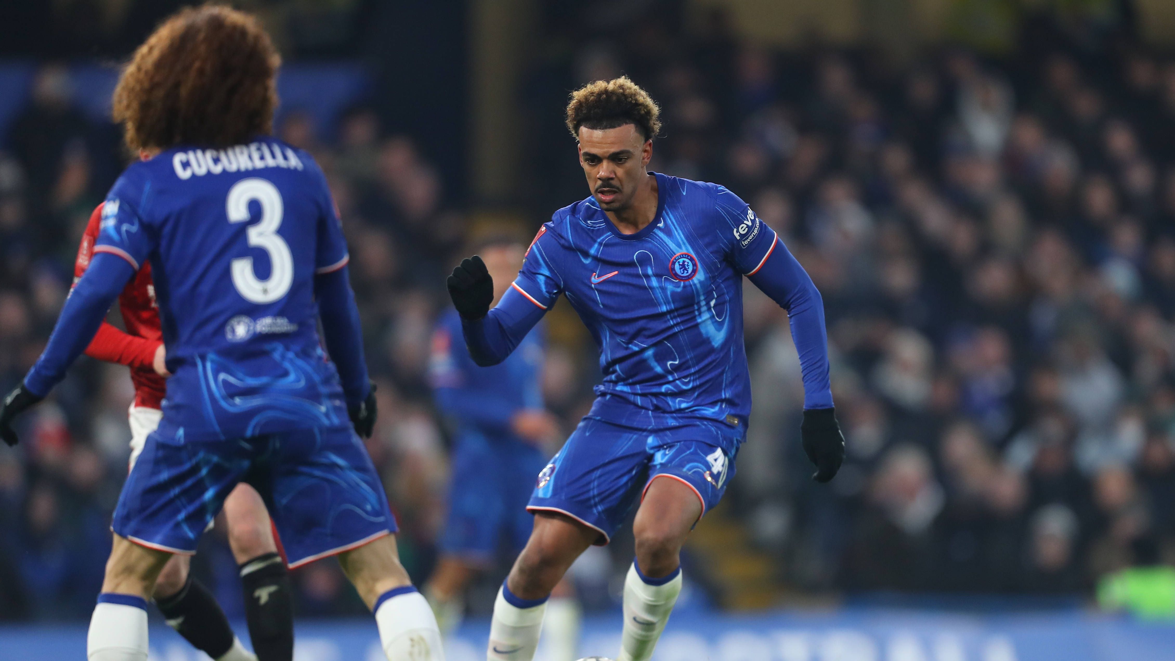 <em><strong>Renato Veiga (FC Chelsea)</strong><br>Während die Bemühungen des FC Bayern um einen Spieler für die Offensive doch noch arg stottern, könnte sich in Sachen Innenverteidiger ein Deal anbahnen. Nach übereinstimmenden Berichten sind die Münchner stark am Portugiesen Renato Veiga vom FC Chelsea interessiert. Wie der italienische Transferexperte Nicolo Schira erfahren haben will, habe der 21-Jährige bereits seine Wechselabsicht kundgetan ...</em>